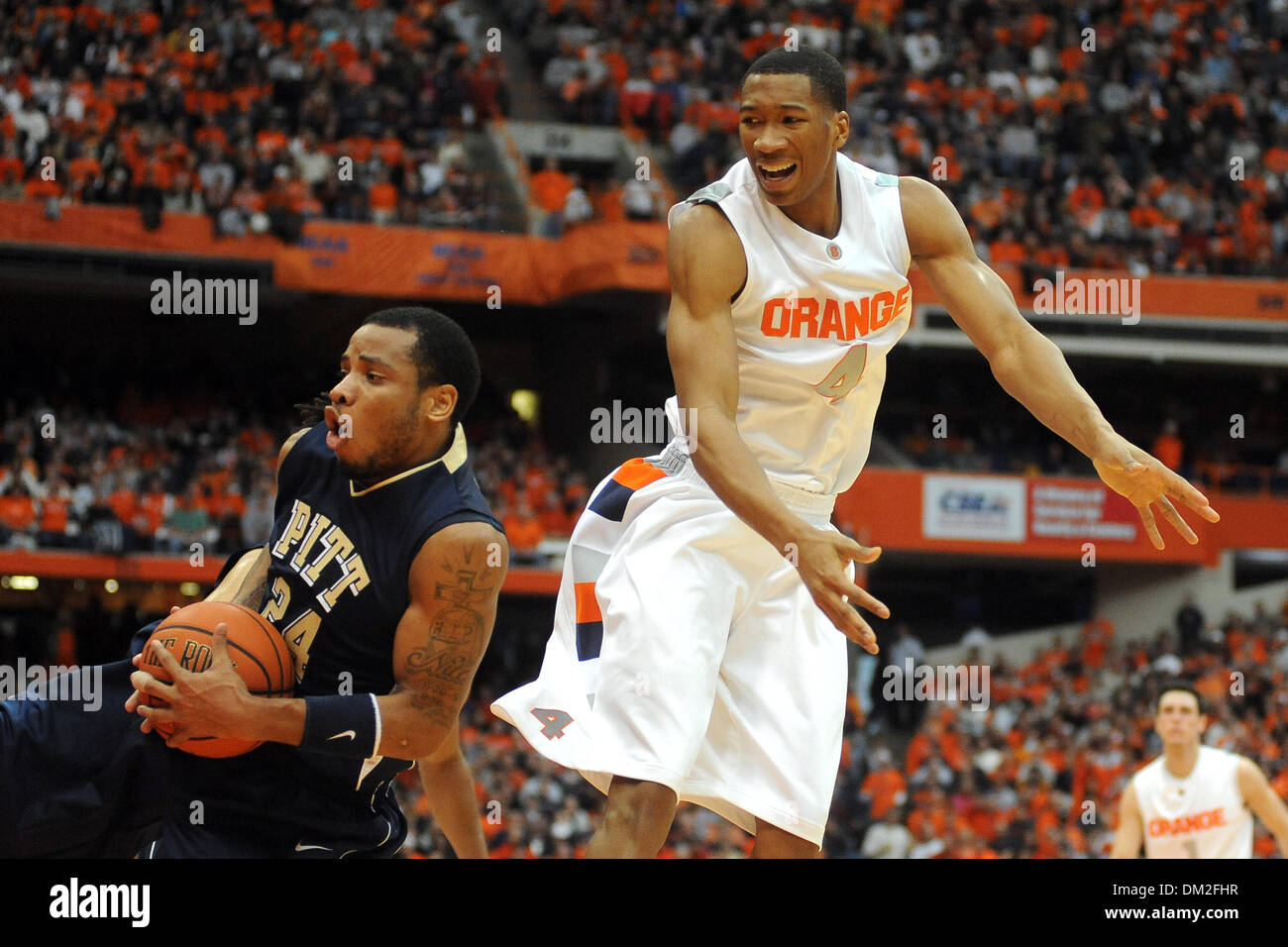 Pittsburgh Wache Jermaine Dixon (24) packt den Abpraller von Syrakus nach vorne Wesley Johnson (4) in der zweiten Hälfte. Pittsburgh übergab Syrakus seine erste Niederlage der Saison 80-70 im Carrier Dome in Syracuse, NY. (Kredit-Bild: © Michael Johnson/Southcreek Global/ZUMApress.com) Stockfoto