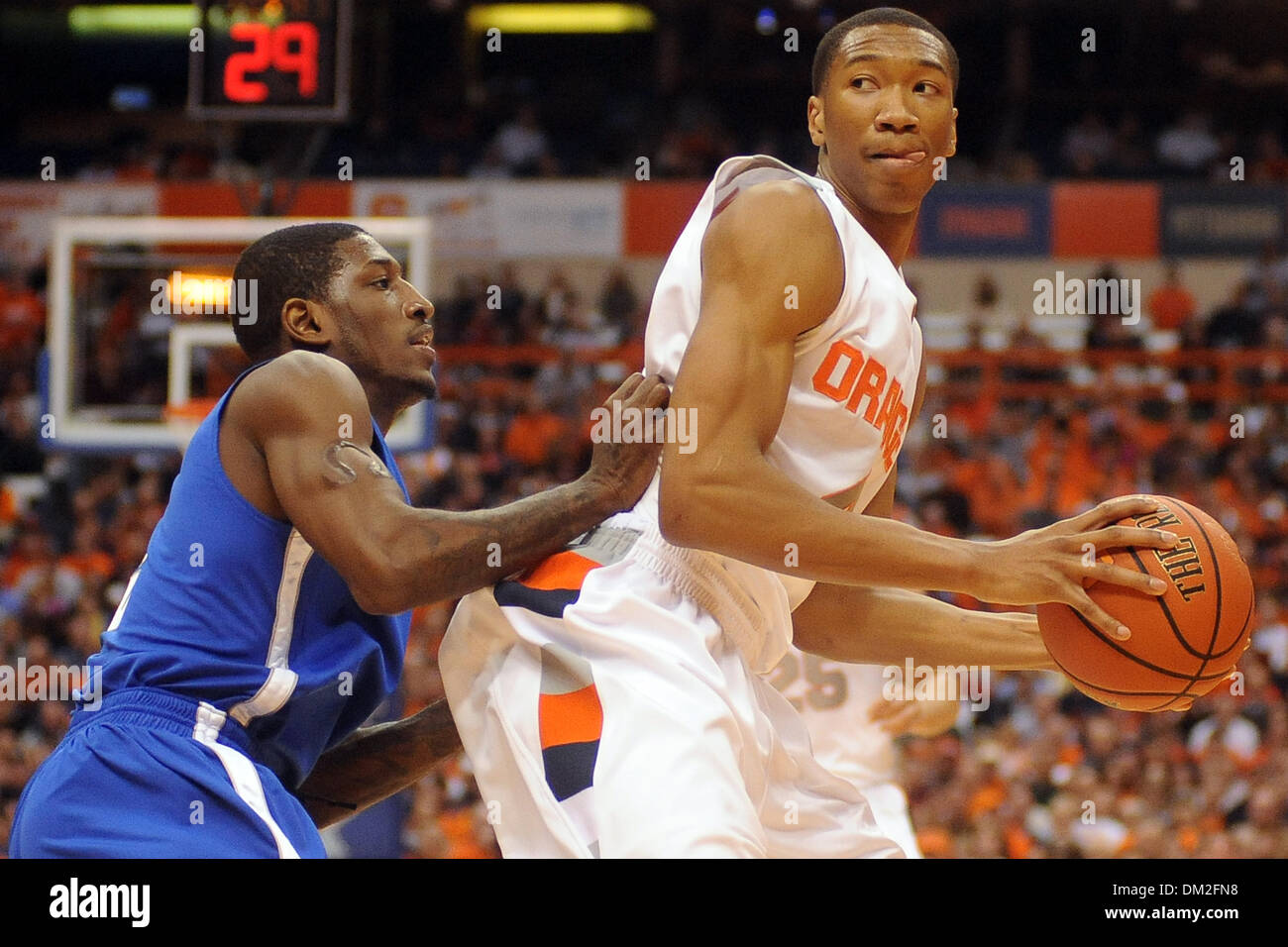 Syrakus, die vorwärts Wesley Johnson (rechts) bis Gericht sieht, als er fängt die zweite Hälfte vor ot Memphis vorbei guard Willie Kemp (5). Syrakus besiegt Memphis 74 57 im Carrier Dome in Syracuse, NY. (Kredit-Bild: © Michael Johnson/Southcreek Global/ZUMApress.com) Stockfoto