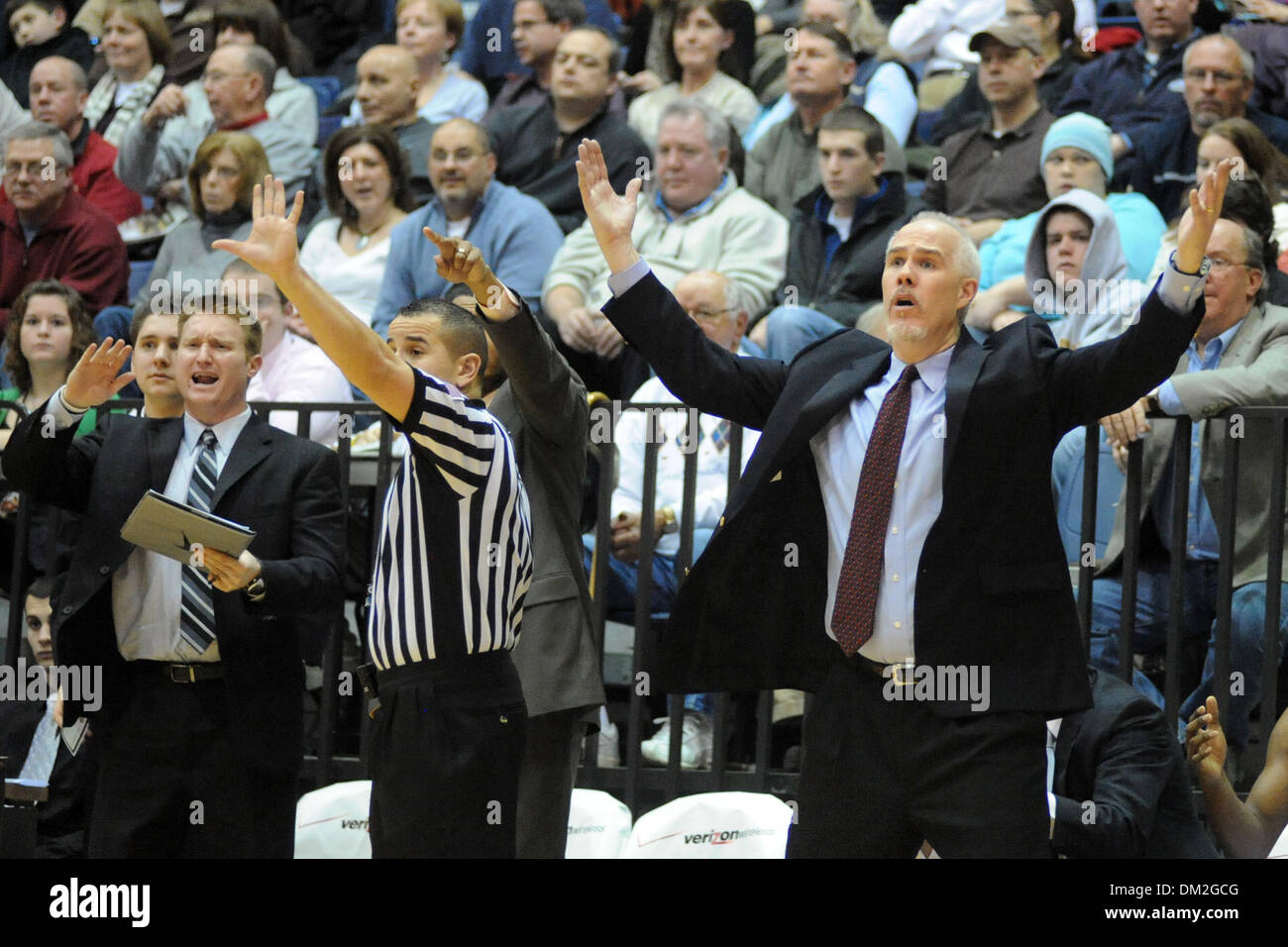 St. Bonaventure Cheftrainer Mark Schmidt (rechts) stellt einen Aufruf gegen die Bonnies in der zweiten Hälfte gegen Dayton. Dayton besiegt St. Bonaventure 75-58 im Reilly Center in St. Bonaventure, NY. (Kredit-Bild: © Michael Johnson/Southcreek Global/ZUMApress.com) Stockfoto