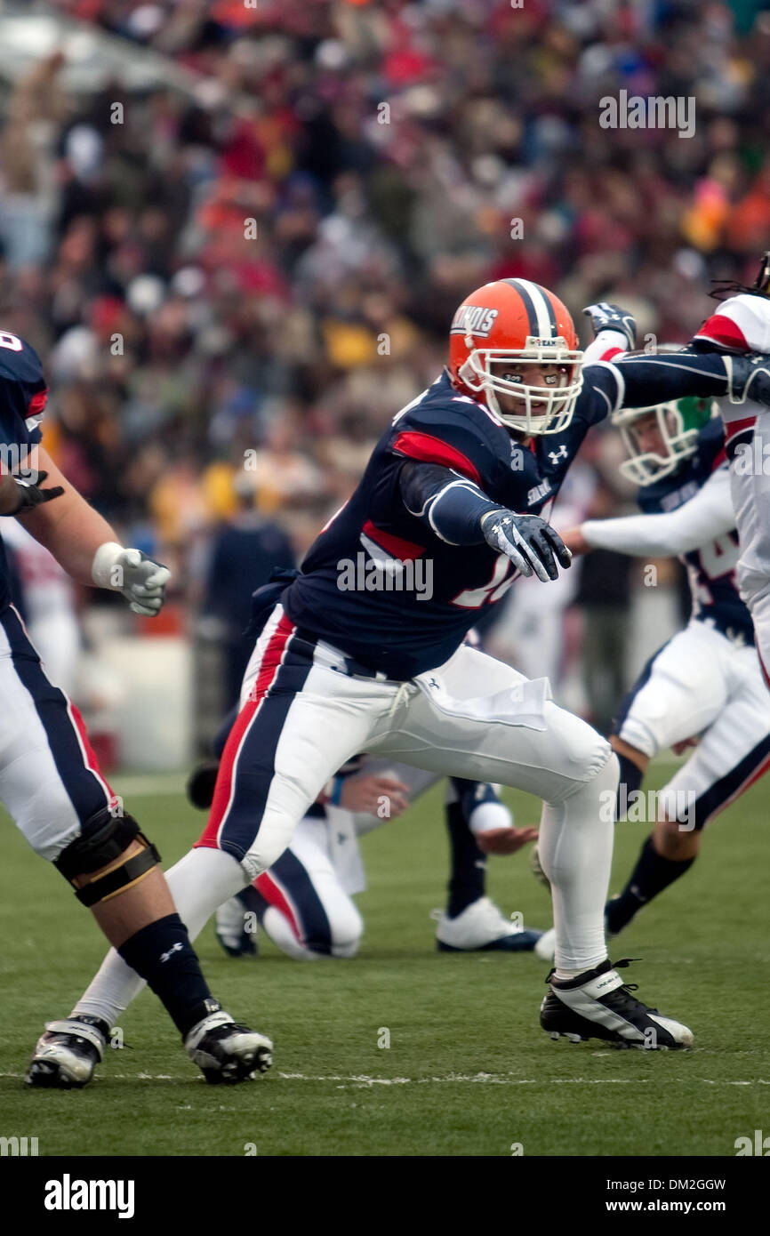 Unter Rüstung Senior Schüssel; Illinois-Tight-End blockiert Mike Hoomanawanui bei dem Extrapunkt Versuch; Im Norden führte zur Halbzeit 17-13; Ladd Peebles Stadion; Mobile-AL (Kredit-Bild: © John Korduner/Southcreek Global/ZUMApress.com) Stockfoto