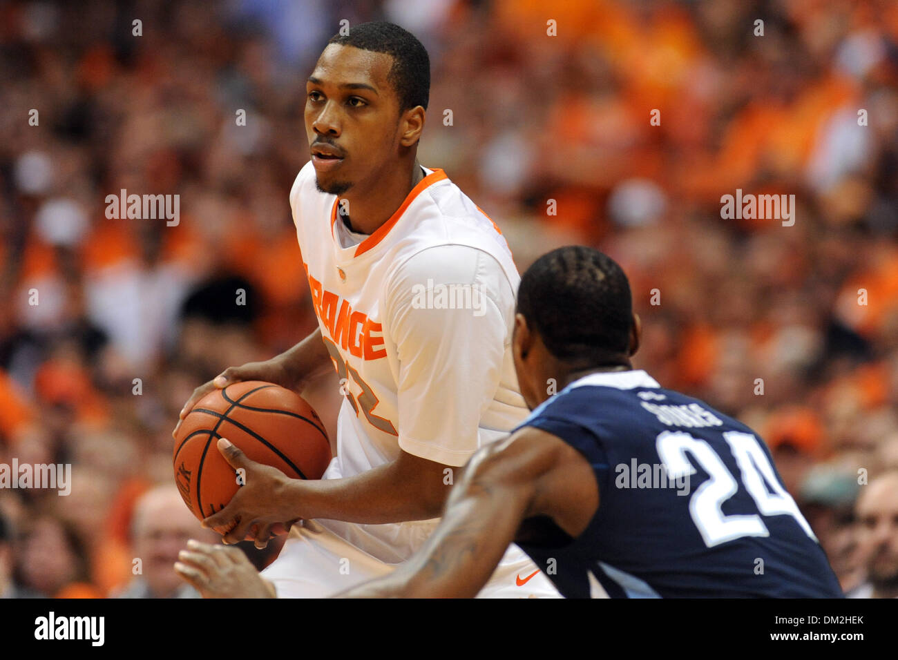 Syrakus nach vorn Kris Joseph (32) ein Spiel läuft, während Villanova guard Corey Stokes (24) spielt Verteidigung in der ersten Hälfte. Syrakus besiegt Villanova 95-77 vor einen Datensatz Menschenmenge auf dem Carrier Dome in Syracuse, NY ausverkauft. (Kredit-Bild: © Michael Johnson/Southcreek Global/ZUMApress.com) Stockfoto