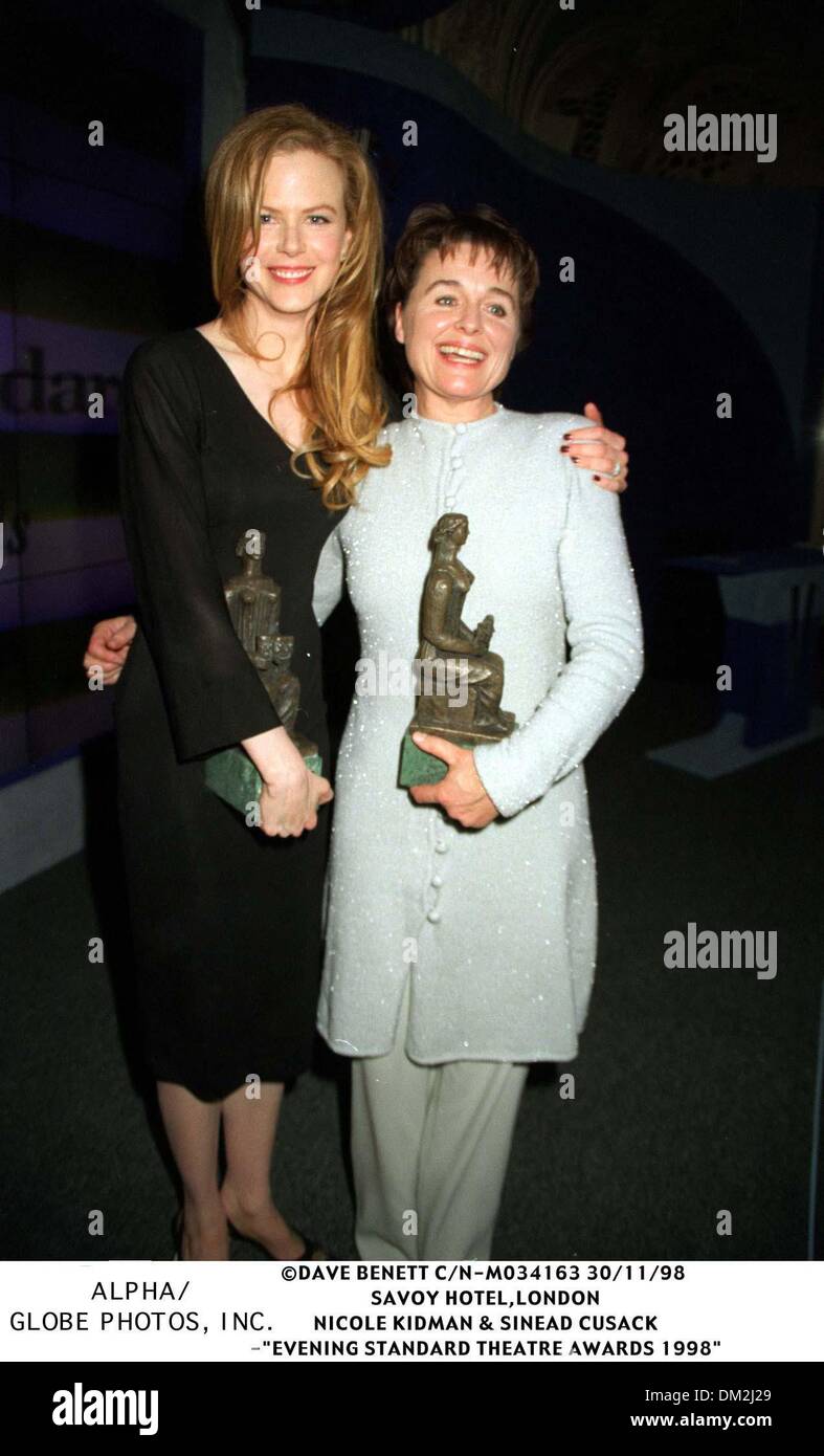 30. November 1998 - London, Großbritannien - 30.11.98 SAVOY HOTEL, LONODN. NICOLE KIDMAN & SINEAD CUSACK.-'' Abend STANDARD THEATRE AWARDS (Kredit-Bild: © Globe Photos/ZUMAPRESS.com) Stockfoto