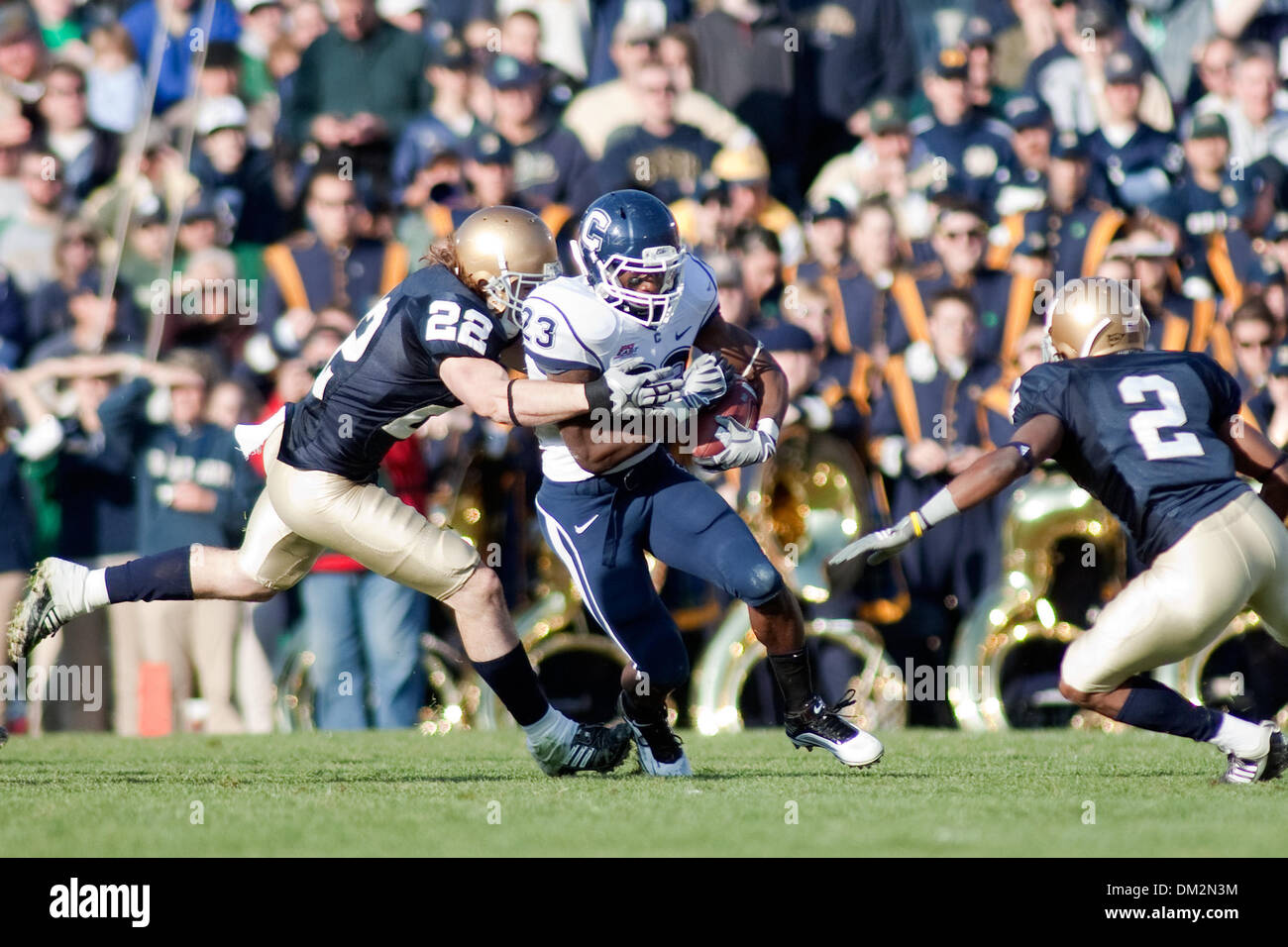 Universität von Connecticut an University of Notre Dame; UConn Running Jordan Todman von Harrison Smith und Darrin Wände in Angriff genommen wird;  Notre Dame Stadium; South Bend, IN (Kredit-Bild: © John Korduner/Southcreek Global/ZUMApress.com) Stockfoto