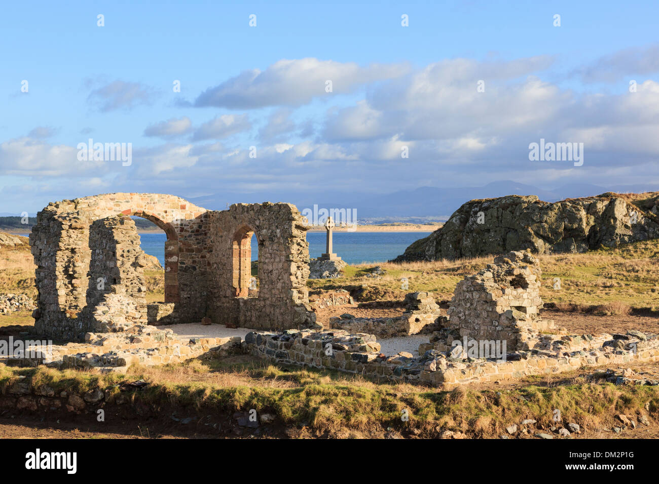 Historische Ruinen aus dem 16. Jahrhundert, die Kirche des Hl. Dwynwen mit keltischen Kreuz auf Ynys Llanddwyn Island AONB. Isle of Anglesey, North Wales, UK Stockfoto