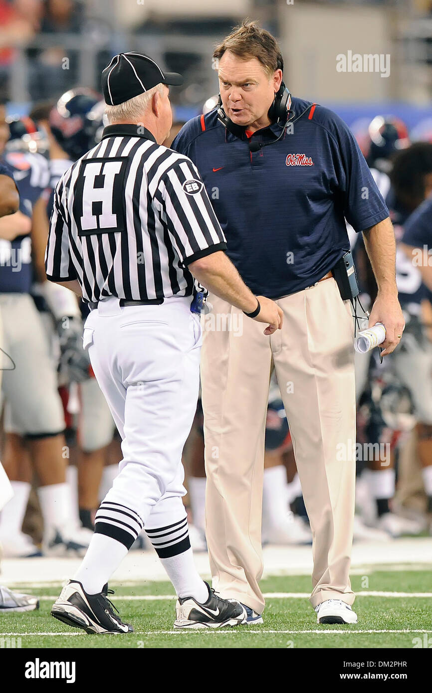 Ole Miss Head Coach Houston Nutt argumentiert, rufen Sie die Beamten im Spiel zwischen #21 rangiert Oklahoma State Cowboys und der Ole Miss Rebellen im Cowboys Stadium in Arlington, Texas gespielt wird.  Der Ole Miss Niederlagen OSU 21-7. (Kredit-Bild: © Steven Leija/Southcreek Global/ZUMApress.com) Stockfoto