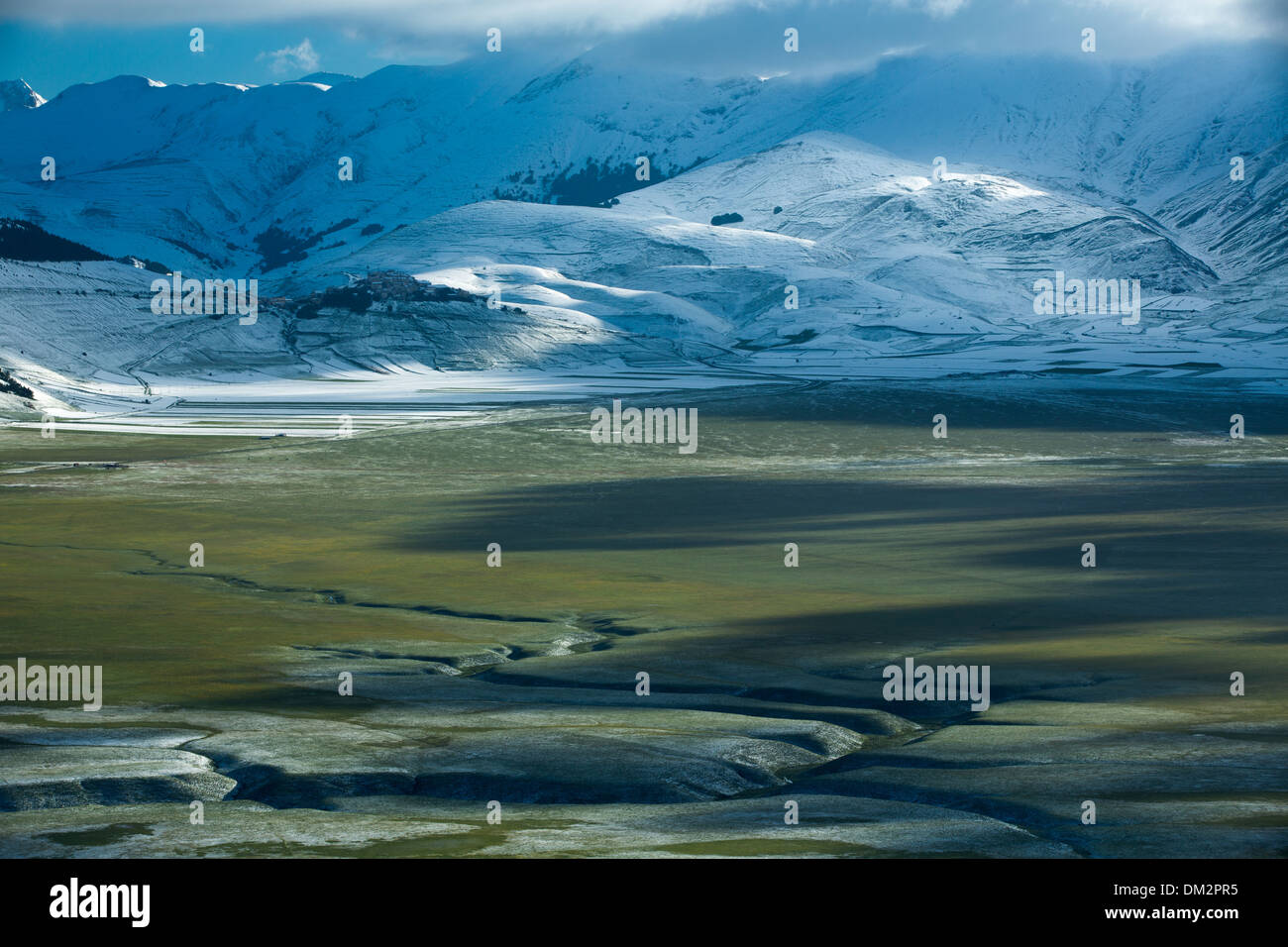 Schnee auf dem Piano Grande im Morgengrauen, Nationalpark Monti Sibillini, Umbrien. Italien Stockfoto