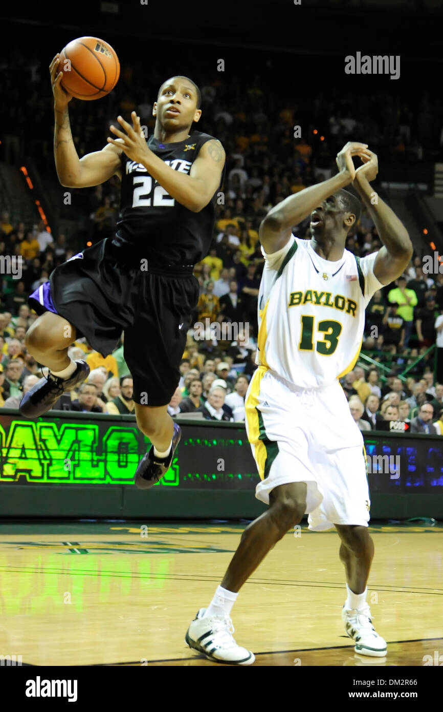 Kansas State G Rodney McGruder (22) Laufwerke in den Korb letzten Baylor C Ekpe Udoh (13) als die #11 Kansas State Wildcats nehmen auf der #24 Baylor Bears Ferrell Center in Waco, Texas.  Die KState Wildcats verdient den Sieg, 76-74. (Kredit-Bild: © Steven Leija/Southcreek Global/ZUMApress.com) Stockfoto