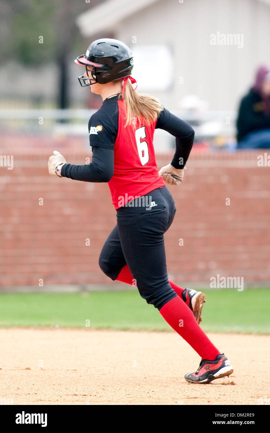 Louisiana Classic: Bryant Bulldoggen an der Louisiana-Lafayette Ragin Cajuns; Lana Bowers kreist die Grundlagen nach der Kollision mit einem Homerun während eines Spiels gegen Bryant College; Lamson Park, Lafayette, Louisiana (Kredit-Bild: © John Korduner/Southcreek Global/ZUMApress.com) Stockfoto