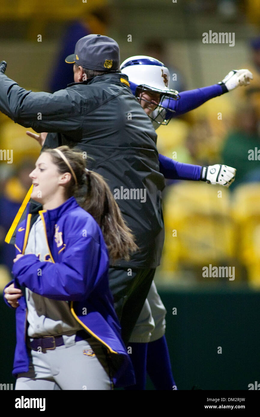 Louisiana Monroe an der LSU; LSU Outfielder, Ashley Langoni mit LSU feiert, associate Cheftrainer James DeFeo, nachdem sie einen Home Run während eines Spiels gegen Louisiana Monroe getroffen; LSU gewann das Spiel mit 6: 1; Tiger-Park, Baton Rouge; Louisiana (Kredit-Bild: © John Korduner/Southcreek Global/ZUMApress.com) Stockfoto