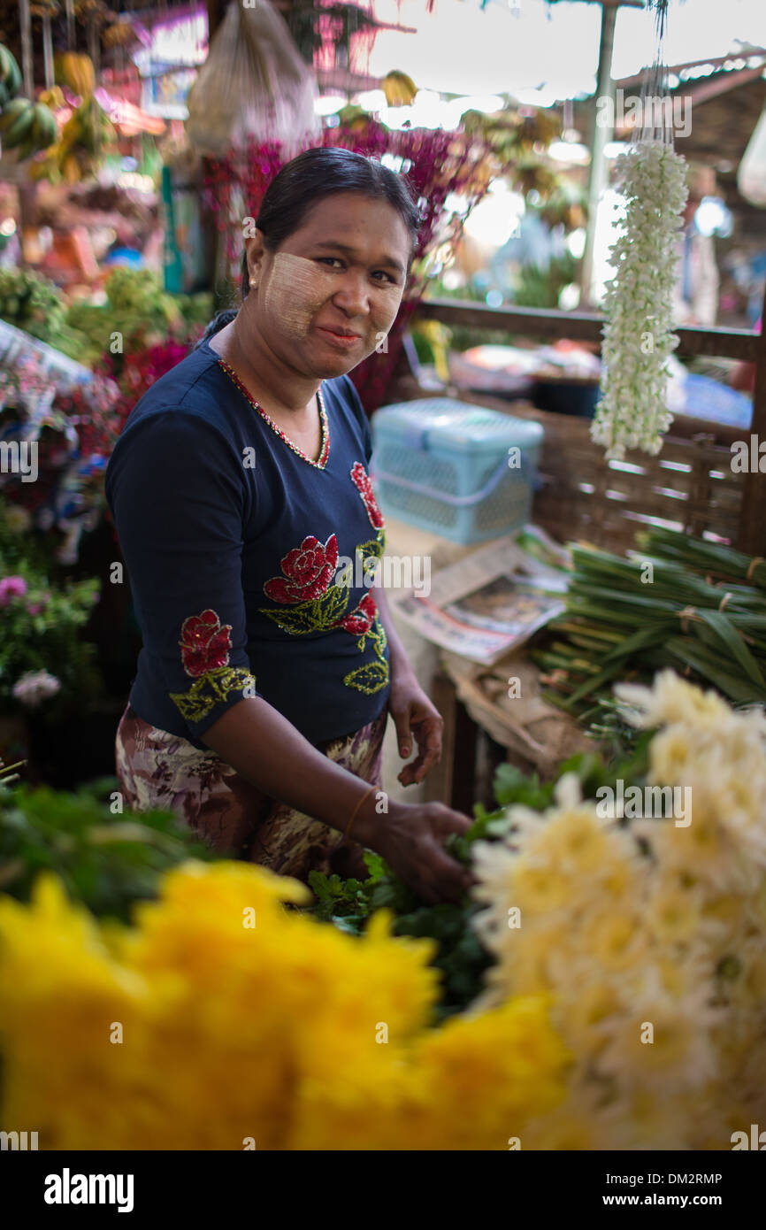 Blumenverkäuferin auf dem Markt am Pyin Oo Lwin, Shan-Hochland, Myanmar (Burma) Stockfoto