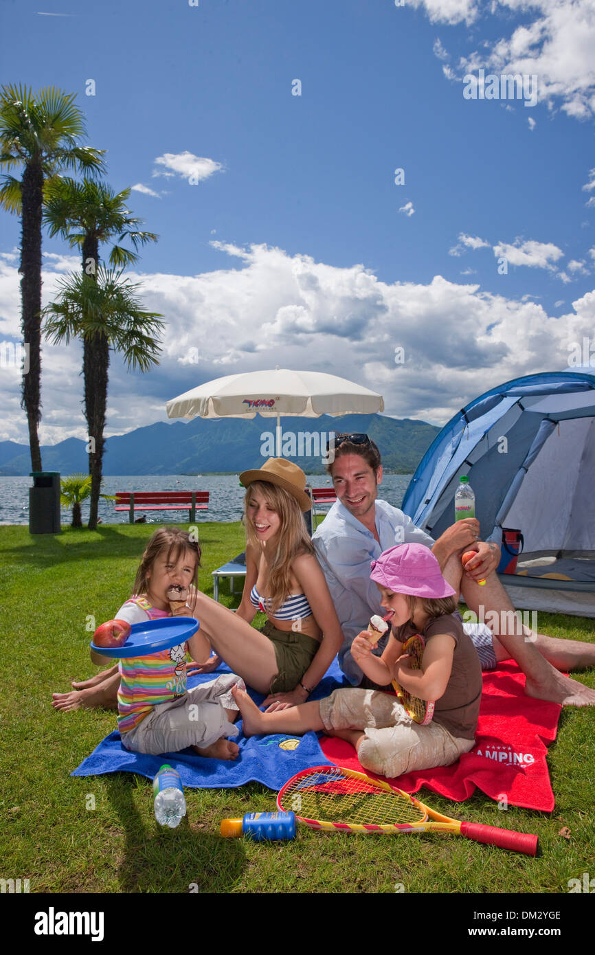 Schweiz Europa Rest Ruhe Pause See Kanton TI Tessin Südschweiz camping Zelt Zelte Familie Campo Felice Tenero Stockfoto