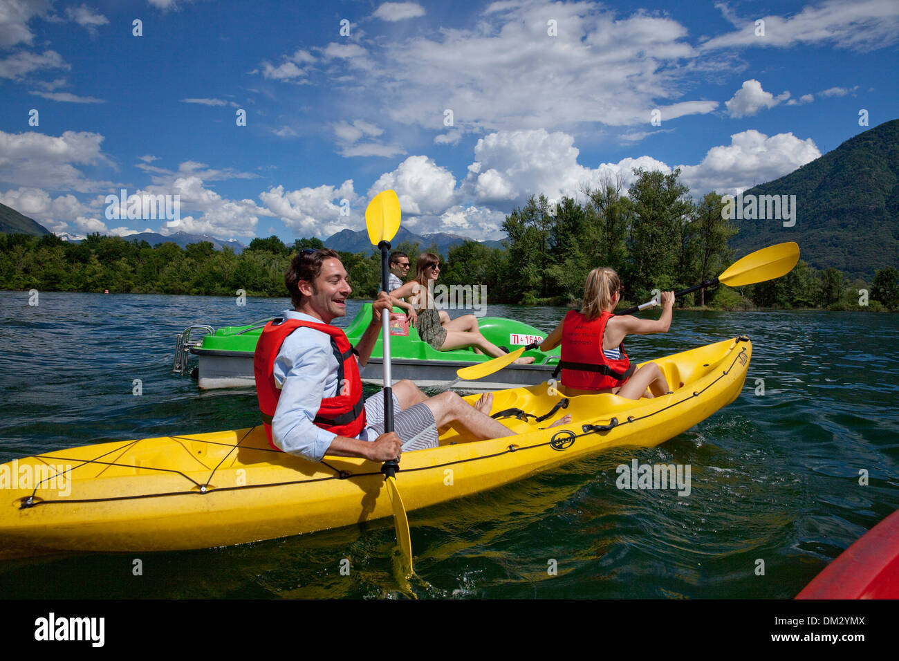 Schweiz Europa Fluss Fluss Bach Körper Wasser Wasser Wasser Schiff Boot Schiffe Boote See Sommer Wasser Wasser Sport Kanton TI Stockfoto