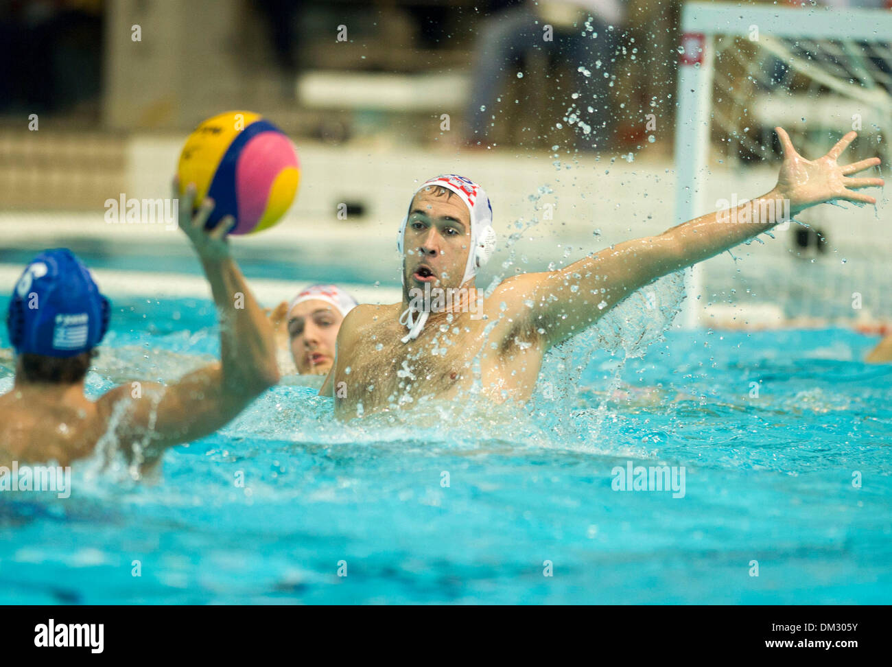 (131211)--ZAGREB, 11. Dezember 2013 (Xinhua) - Ivan Krapic Kroatiens (1R) verteidigt während des Spiels FINA Wasser-Polo World League Gruppe B gegen Griechenland in Zagreb, Kroatien, 10. Dezember 2013. Griechenland gewann 12-11 nach Elfmeterschießen. (Xinhua/Miso-Lisanin) (yt) Stockfoto