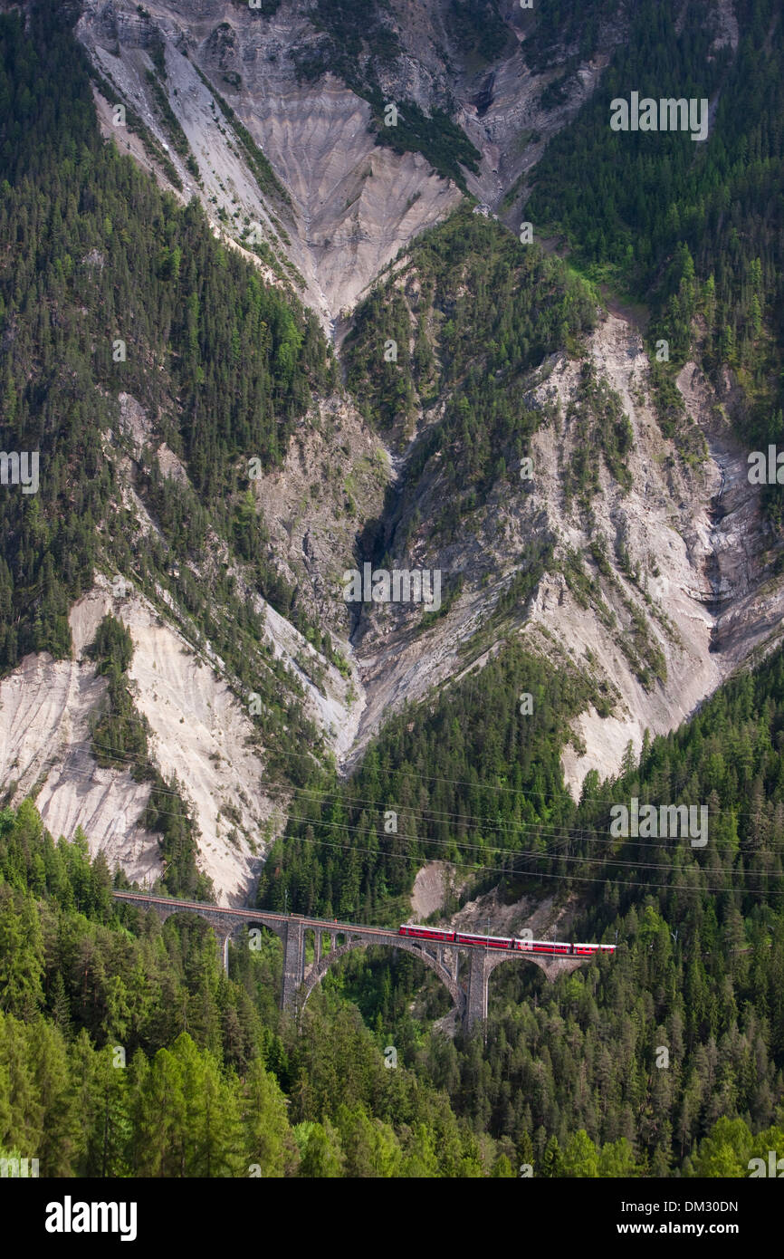 Schweiz Europa Zug Eisenbahn Berg Berge Kanton GR Graubünden Graubünden Rhätische Bahn RhB Wiesen Eisenbahnviadukt Stockfoto