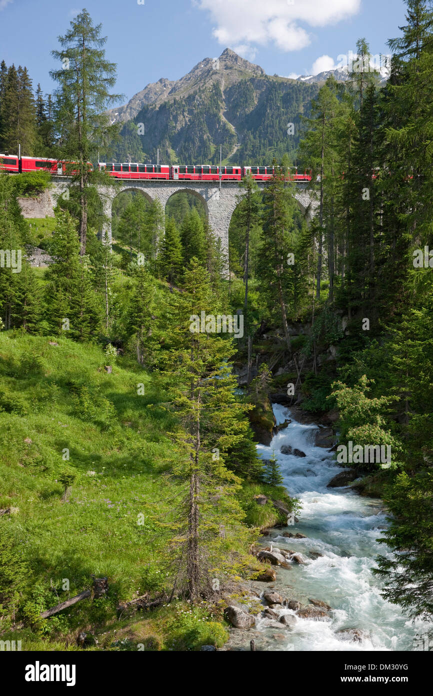 Schweiz Europa Berg Berge Kanton GR Graubünden Graubünden Albulabahn Zug Eisenbahn Glacier express Albulastrecke Stockfoto