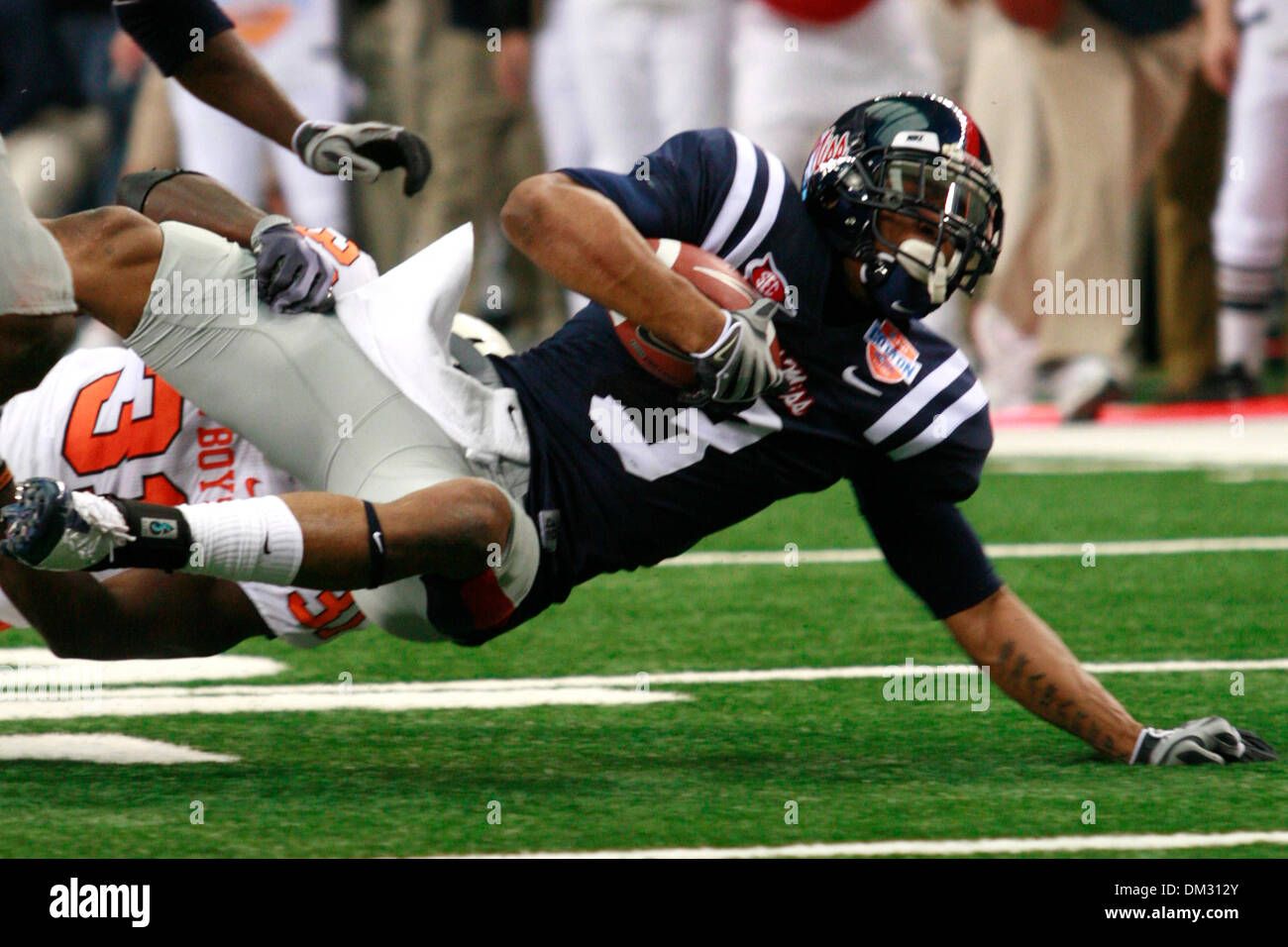 Der Ole Miss Wide Receiver Shay Hodge nimmt zusätzliche Werften nach einen Haken vor OSU es Lucien Antoine. (Kredit-Bild: © Joe Nicola/Southcreek Global/ZUMApress.com) Stockfoto
