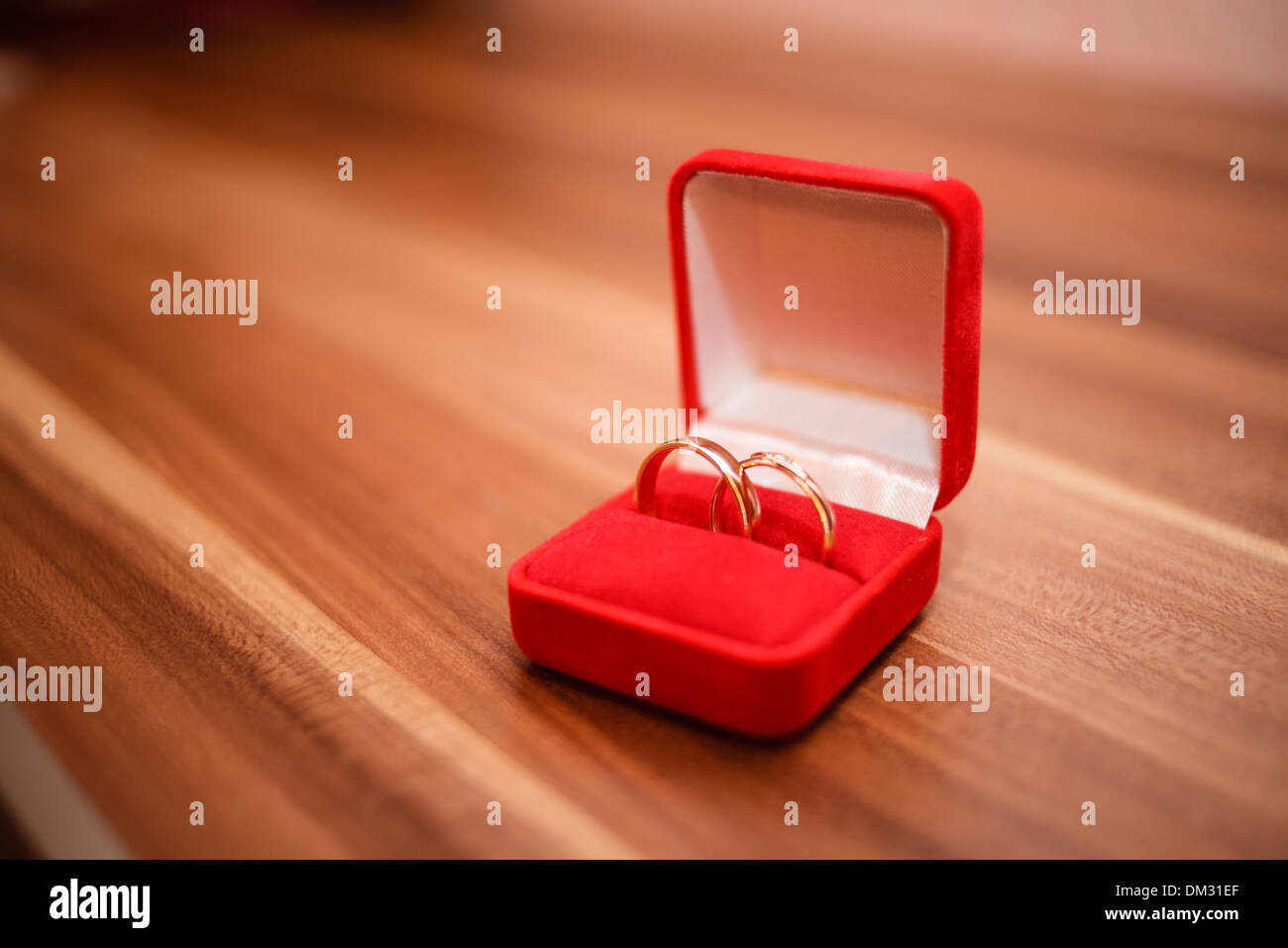 Verlobungsringe in rotem Feld auf Tisch. Stockfoto
