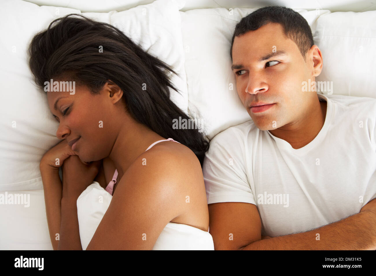 Paar im Bett mit Beziehungsschwierigkeiten Stockfoto