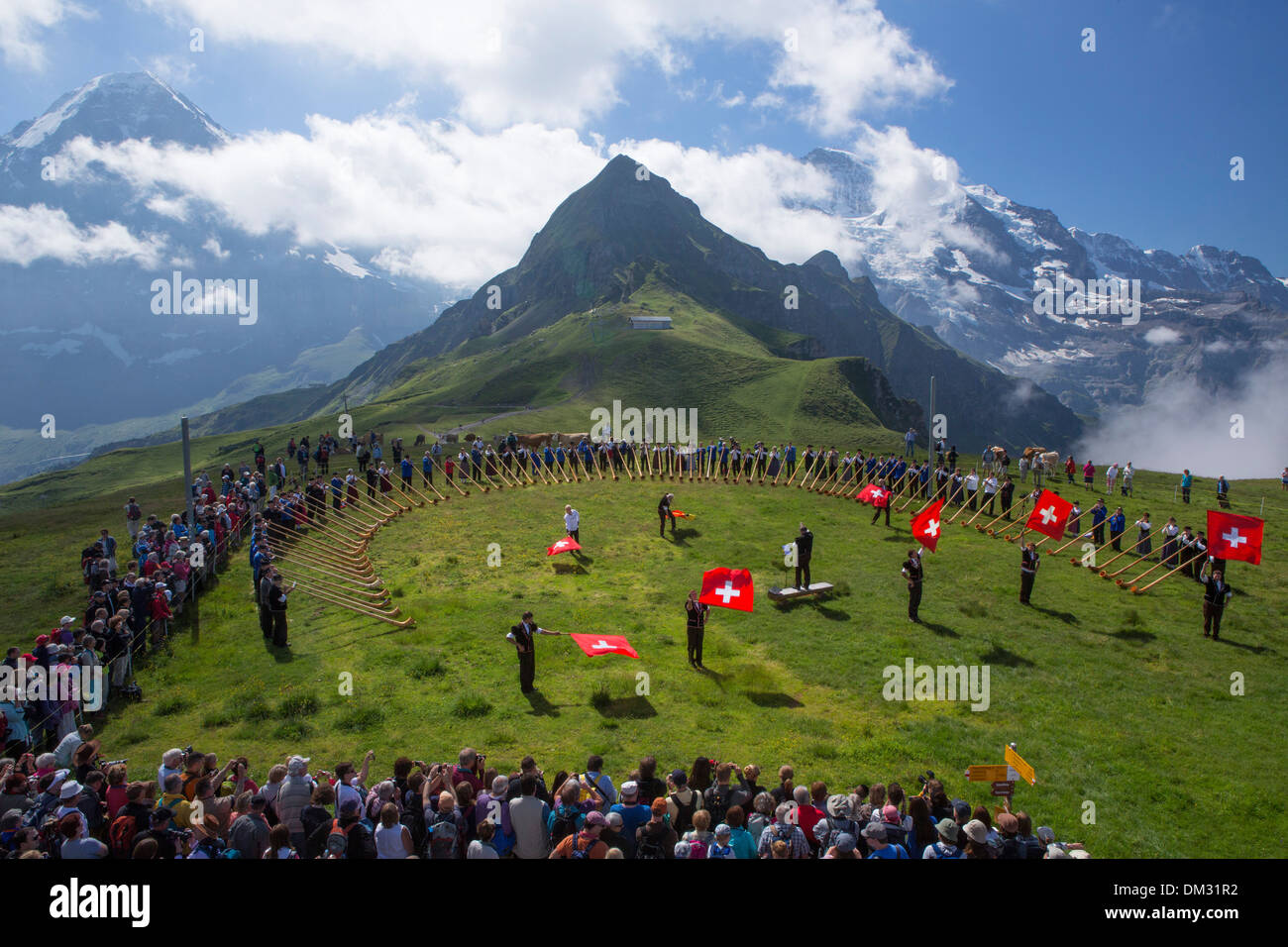 Schweiz Europa Alphorn Fahne Flagge werfen schwingen Tradition Folklore Trachten Tracht Party Event Kanton Stockfoto