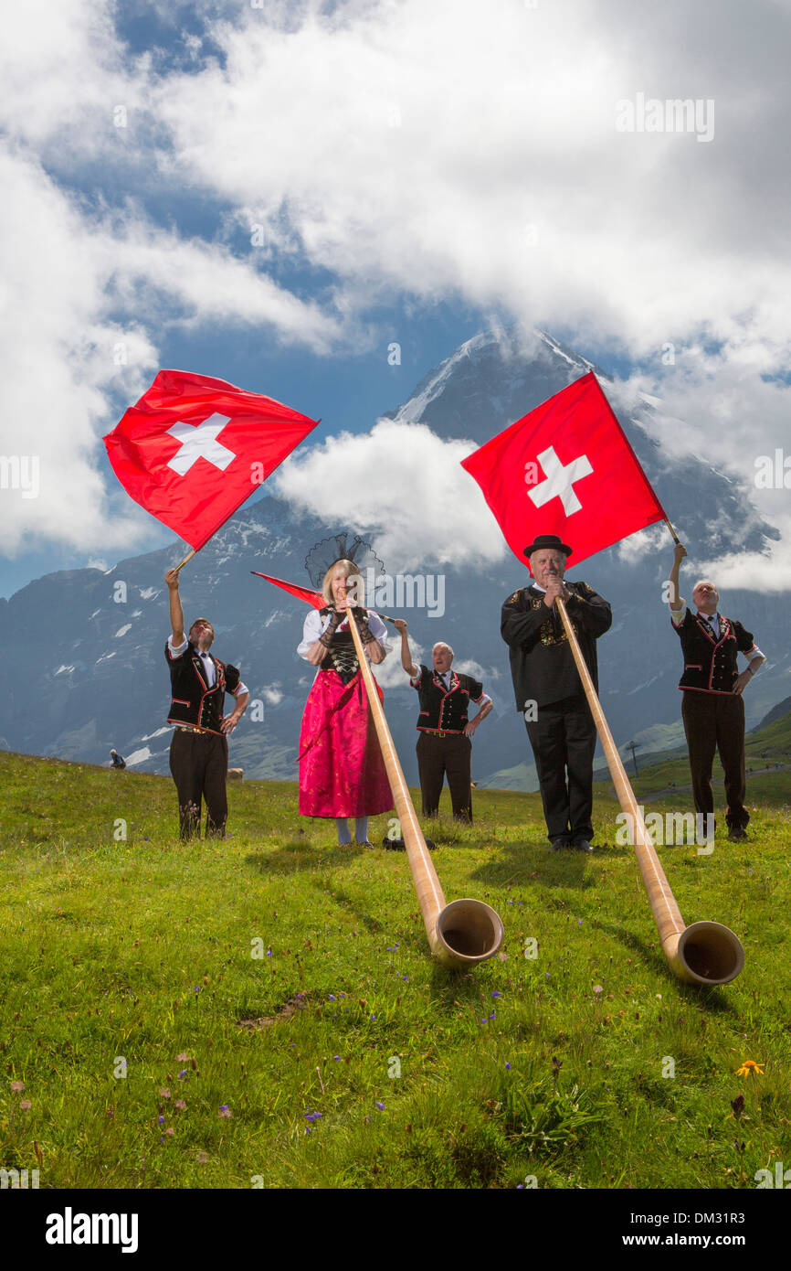Schweiz Europa Alphorn Fahne Flagge werfen schwingen Tradition Folklore Trachten Tracht Party Event Kanton Stockfoto