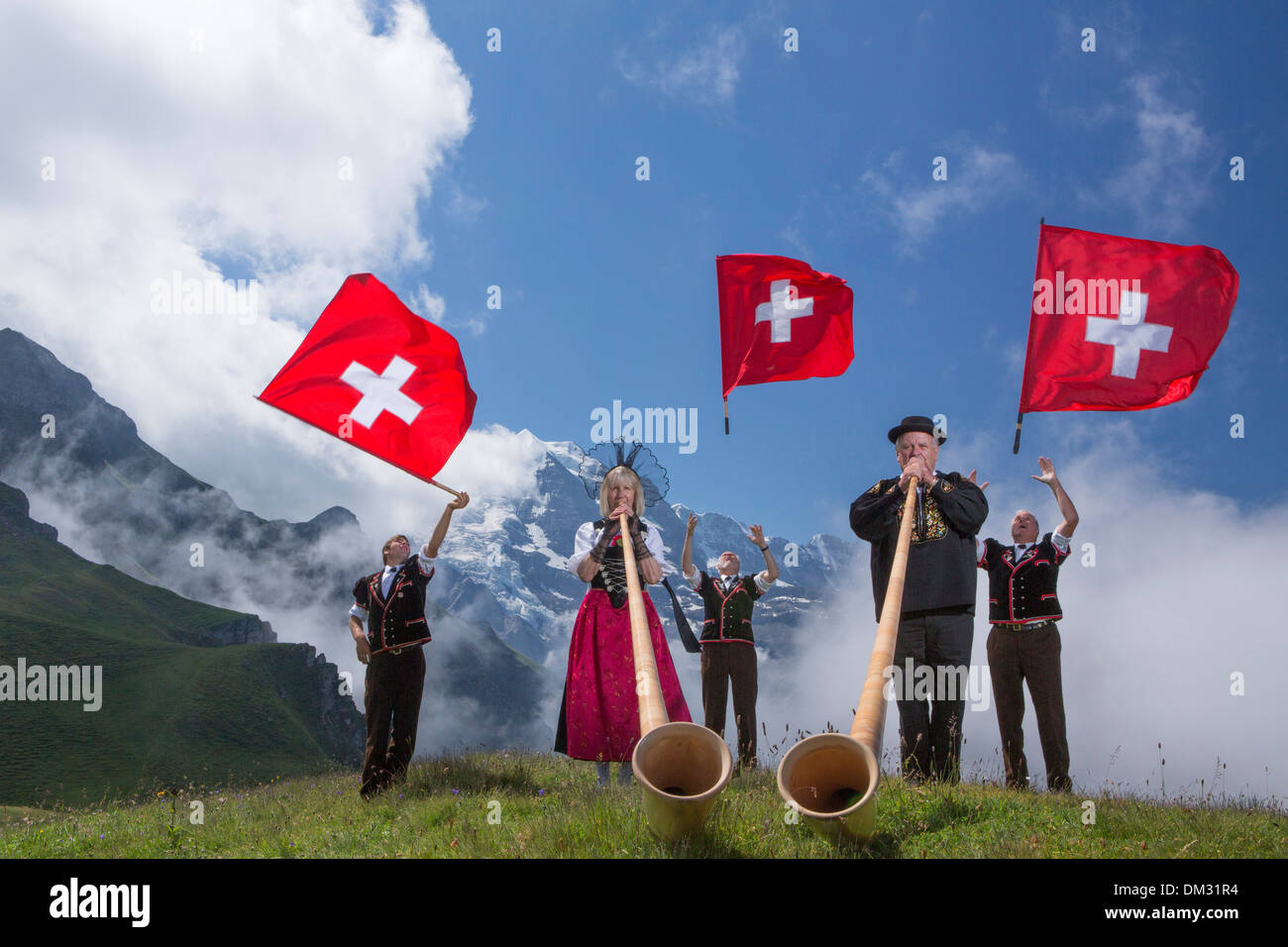 Schweiz Europa Alphorn Fahne Flagge werfen schwingen Tradition Folklore Trachten Tracht Party Event Kanton Stockfoto