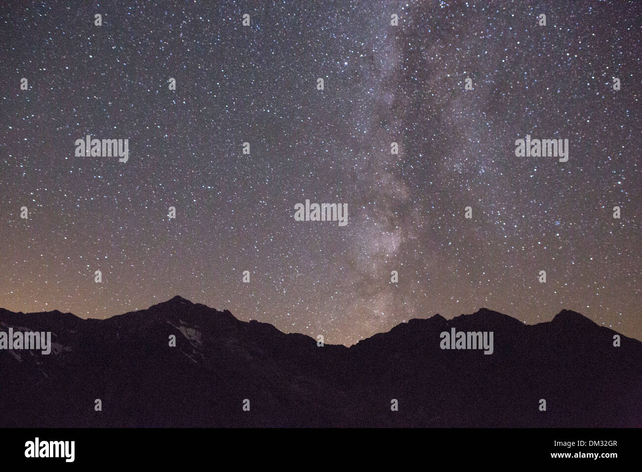 Europa, Berg, Berge, Schweiz, Kanton Wallis, Nacht, dunkel, Sterne, Sterne, Himmel, Himmel, Universum Stockfoto