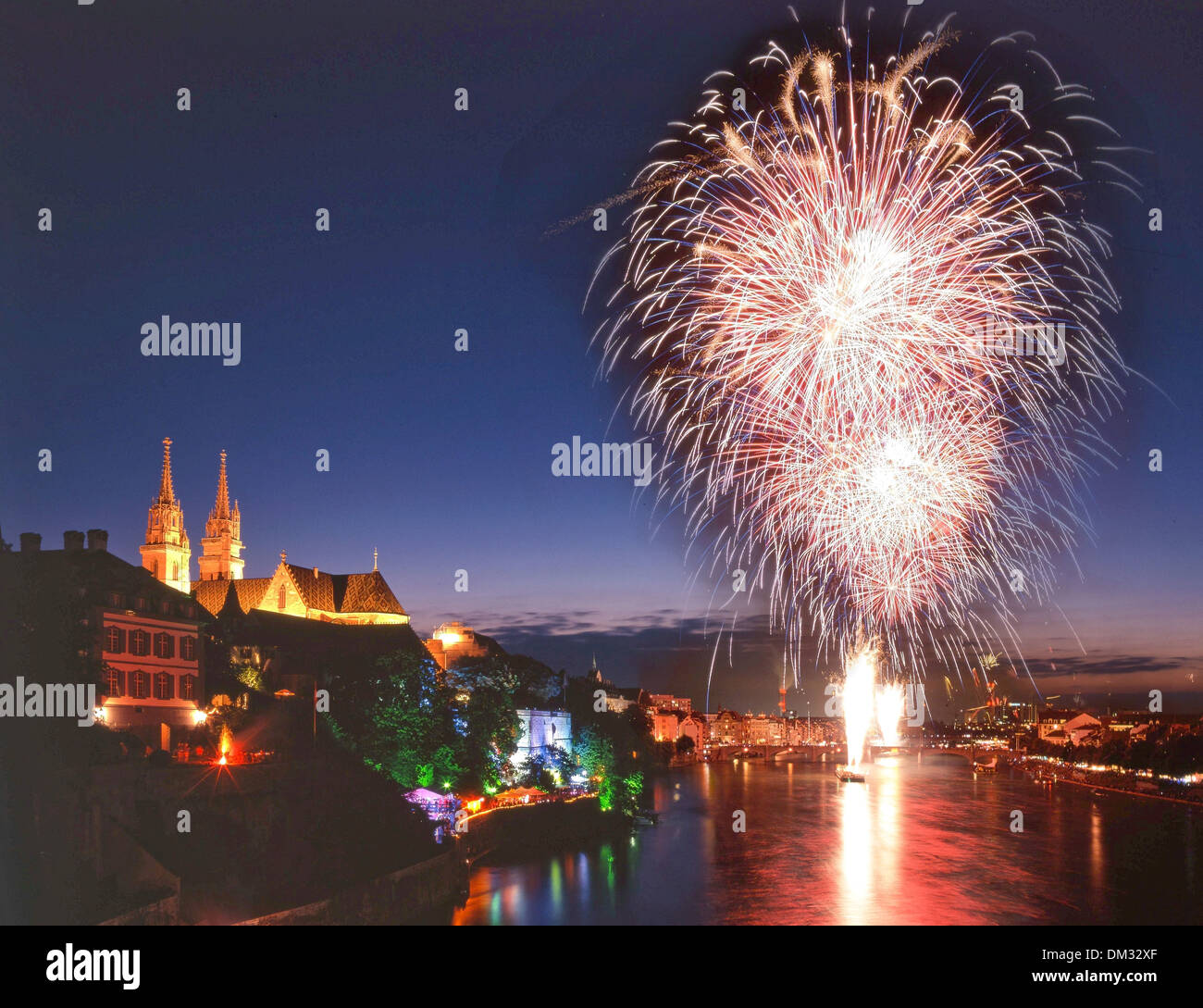 Schweiz Europa Brücke Feuer Fluss fließen Körper Wasser Wasser Wasser 1.  August Feuerwerk Rhein Kanton BS Basel Stadt Basel Stockfotografie - Alamy