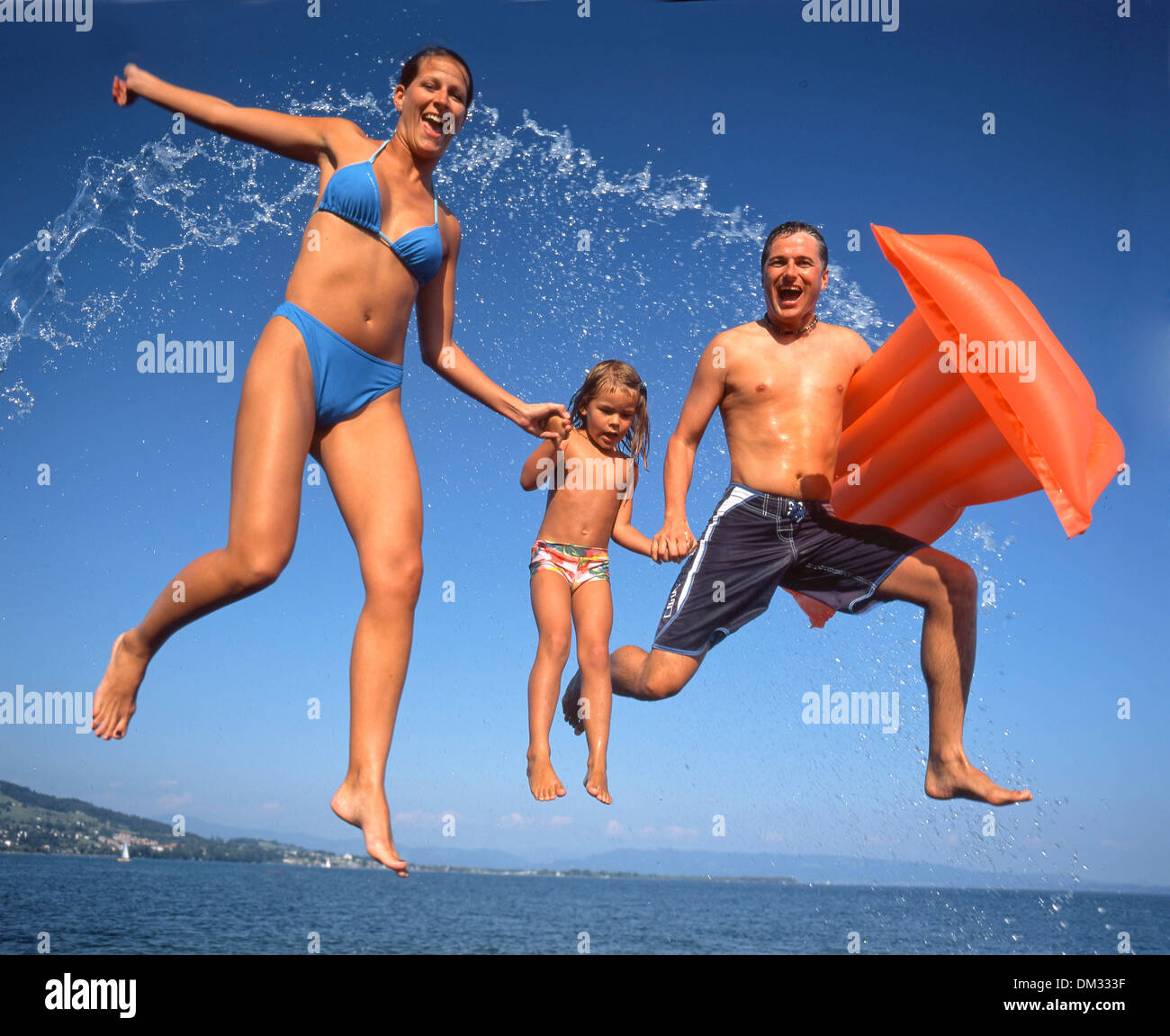 Ersparen Sie Schweiz, Europa, Sport, Zeit, Abenteuer, Bad, Baden, Strandbad, Familie, Wasser, Wassersport, See, springen, Spritzen Stockfoto