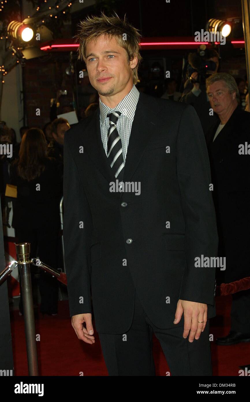 5. Dezember 2001 - PREMIERE OCEAN'S-ELEVEN. AN MANNS VILLAGE THEATER IN LOS ANGELES. BRAD PITT. FITZROY BARRETT / 05.12.2001 K23577FB (D) (Kredit-Bild: © Globe Photos/ZUMAPRESS.com) Stockfoto