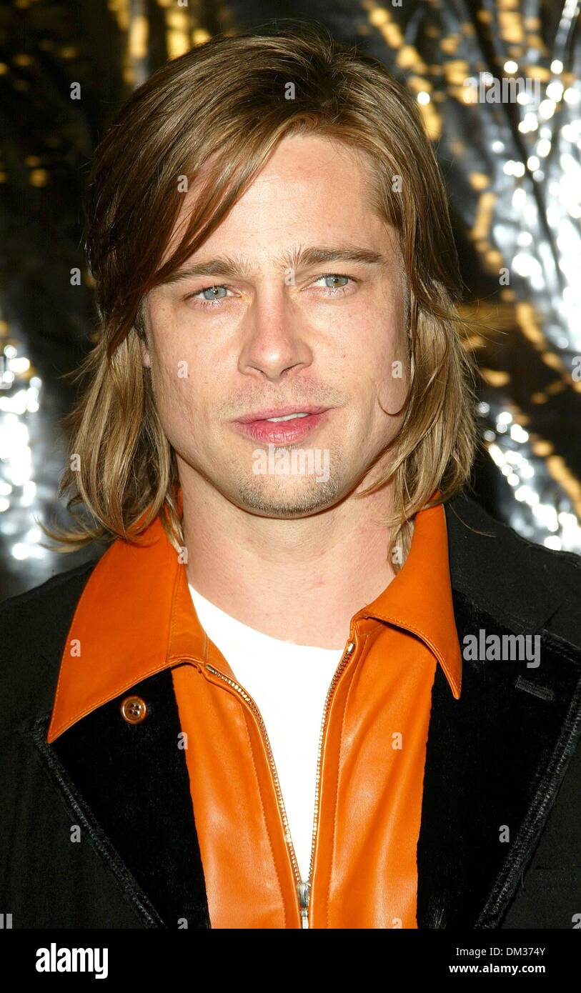 12. Dezember 2002 - Los Angeles, Kalifornien, USA - K27980FB LOS ANGELES PREMIERE - ABOUT SCHMIDT. DIE AKADEMIE, BEVERLY HILLS, CA.12/12/02. FITZROY BARRETT / 2002.BRAD PITT (Kredit-Bild: © Globe Photos/ZUMAPRESS.com) Stockfoto