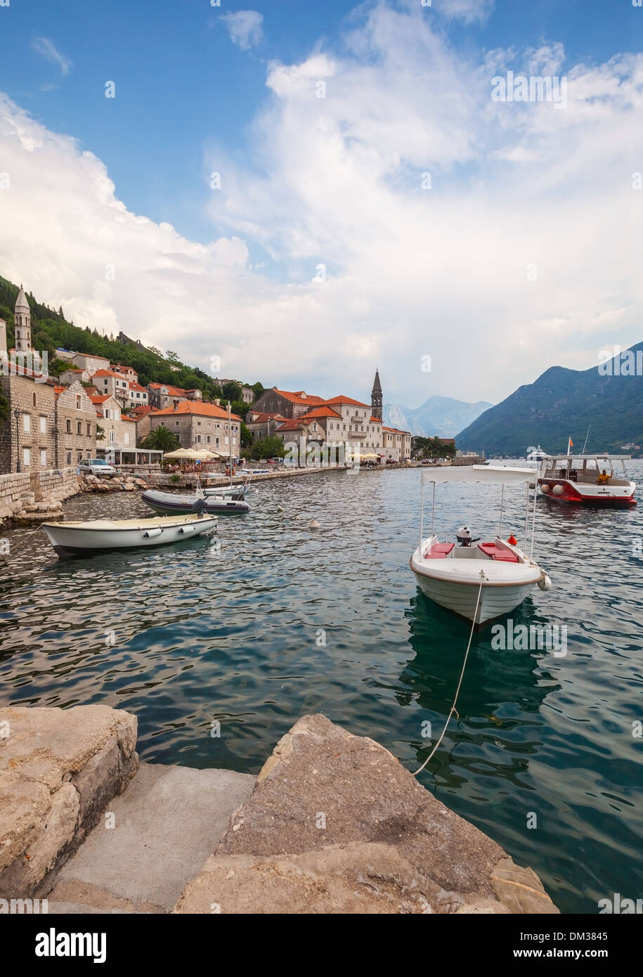 Bucht von Kotor, Montenegro. Kleine Boote ankern in Perast Stadt Stockfoto