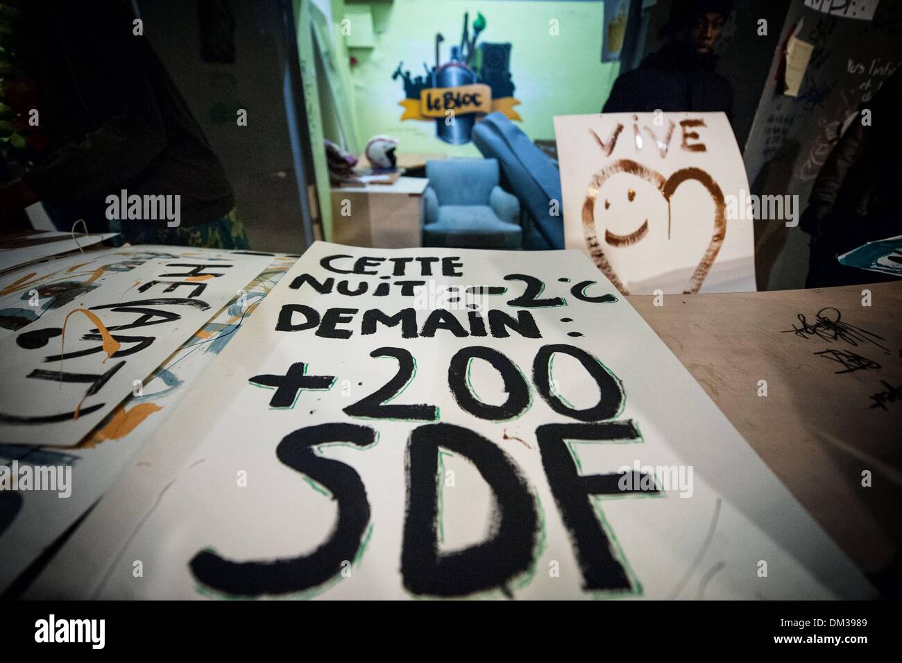 Paris, Frankreich. 4. Dezember 2013. Nach der Entscheidung der Regierung, die Bewohner der Hocke '' le Bloc'' gewaltsam zu vertreiben welche Host 200 Menschen, Medecin du Monde und Le DAL organisiert eine Demonstration zu protestieren und versucht, die Räumung zu vermeiden. Foto: Romain Carre/NurPhoto © Romain Carre/NurPhoto/ZUMAPRESS.com/Alamy Live-Nachrichten Stockfoto
