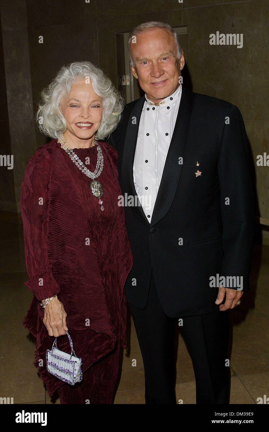 24. Oktober 2001 - CLUB Brüder HONORES AARON SPELLLING. MIT LIFETIME ACHIEVEMENT AWARD. IM BEVERLY HILTON HOTEL BEVERLY HILLS, KALIFORNIEN. BUZZ ALDRIN & FRAU LOIS. FITZROY BARRETT / 24.10.2001 K23191FB (D) (Kredit-Bild: © Globe Photos/ZUMAPRESS.com) Stockfoto