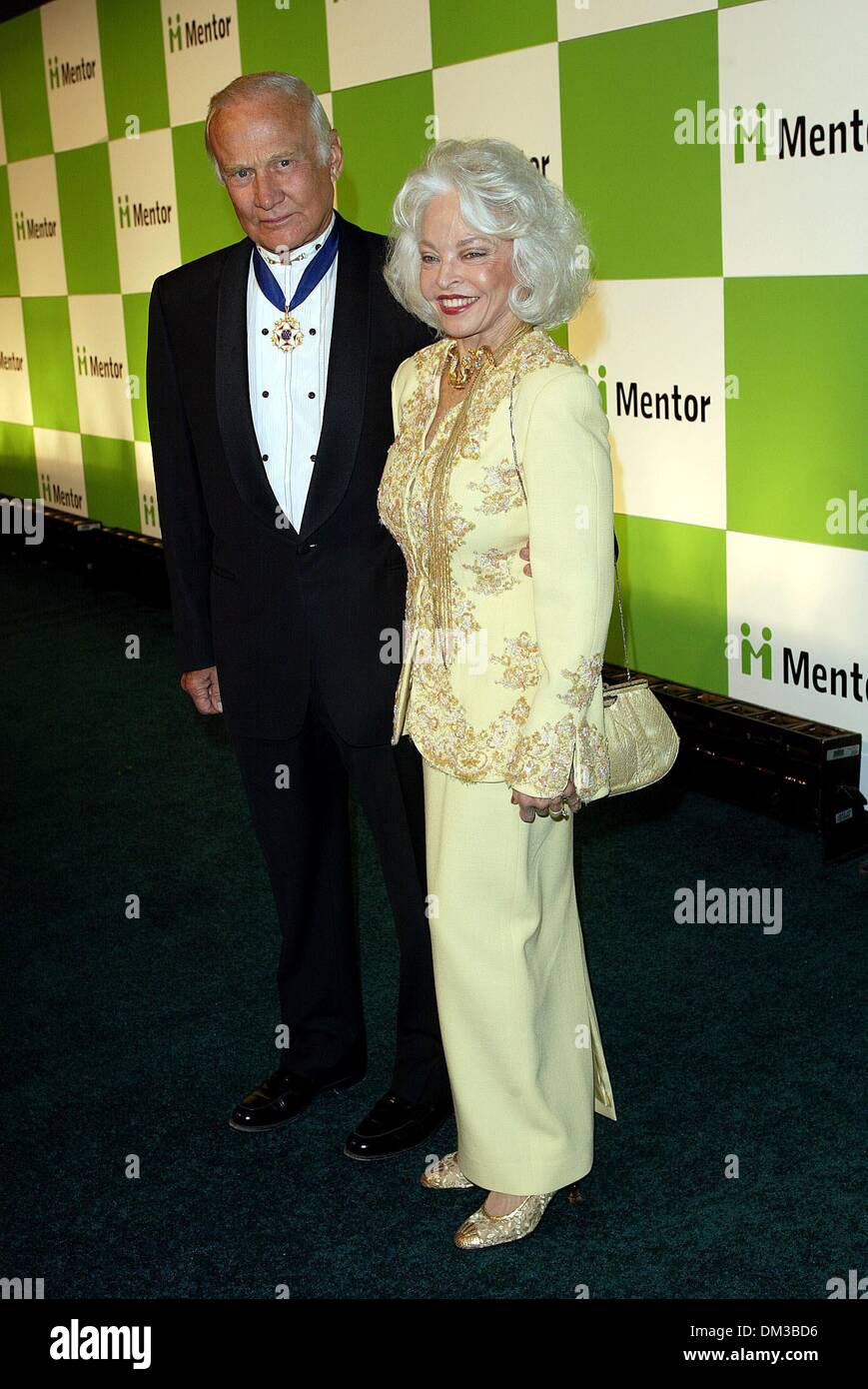 3. November 2002 - Hollywood, Kalifornien - BUZZ ALDRIN und Frau LOIS... DIE MENTOR STIFTUNG BRINGT EIN GLOBALES. FEIER NACH LOS ANGELES. IN den PARAMOUNT STUDIOS IN HOLLYWOOD, CA. FITZROY BARRETT / 03.11.2002 K27026FB (D) (Kredit-Bild: © Globe Photos/ZUMAPRESS.com) Stockfoto