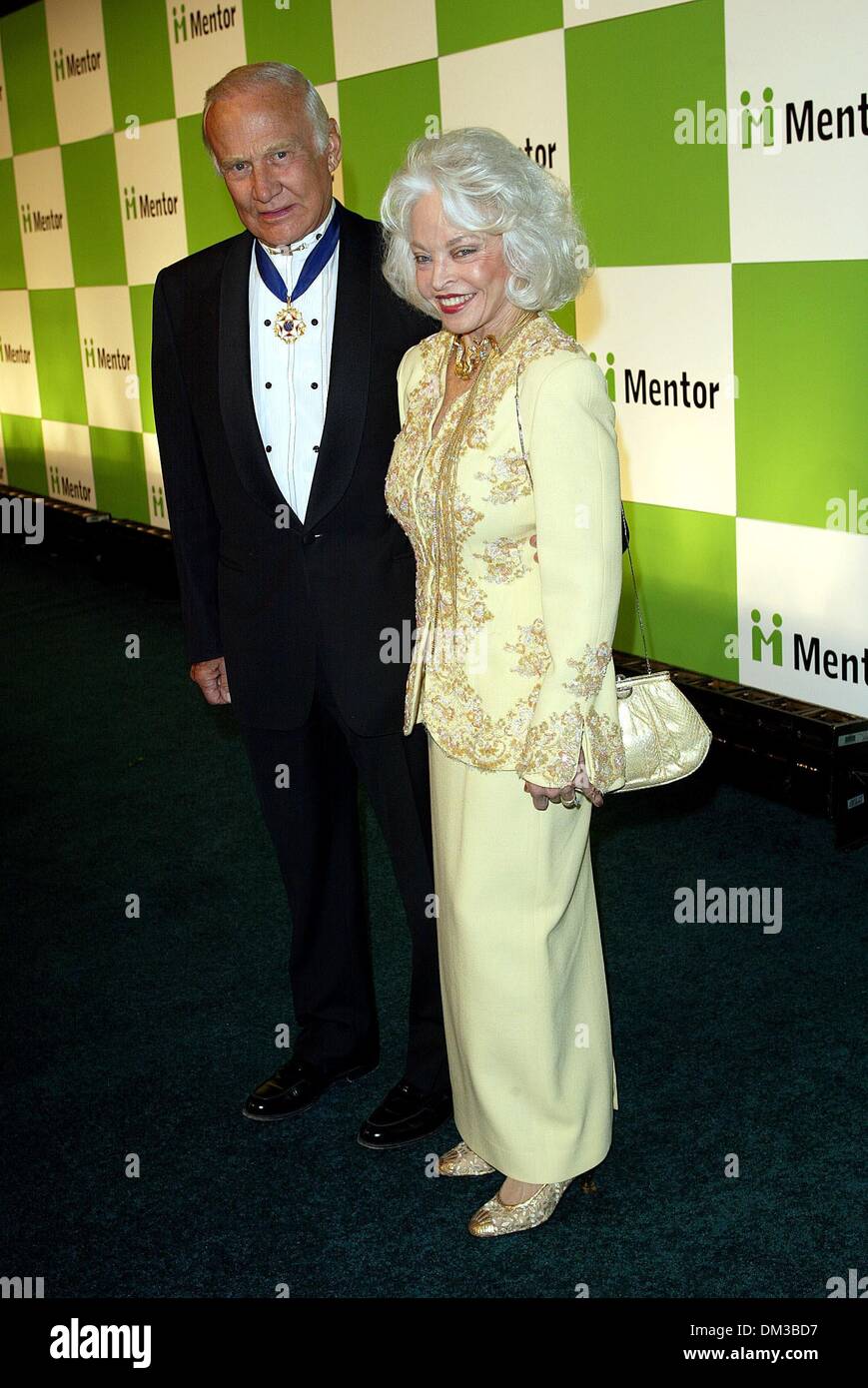 3. November 2002 - Hollywood, Kalifornien - BUZZ ALDRIN und Frau LOIS... DIE MENTOR STIFTUNG BRINGT EIN GLOBALES. FEIER NACH LOS ANGELES. IN den PARAMOUNT STUDIOS IN HOLLYWOOD, CA. FITZROY BARRETT / 03.11.2002 K27026FB (D) (Kredit-Bild: © Globe Photos/ZUMAPRESS.com) Stockfoto