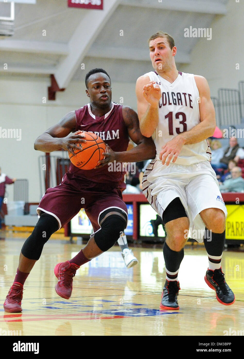 Hamilton, New York, USA. 10. Dezember 2013. 10. Dezember 2013: Fordham Rams Wache Bryan Smith #24 Laufwerke in den Korb wie Colgate Raiders Murphy Burnatowski #13 vorwärts verteidigt in der ersten Hälfte eines NCAA Basketball-Spiel zwischen der Fordham Rams und die Colgate Raiders am Cotterell Hof in Hamilton, New York. Fordham besiegte Colgate 77-73. Rich Barnes/CSM/Alamy Live-Nachrichten Stockfoto