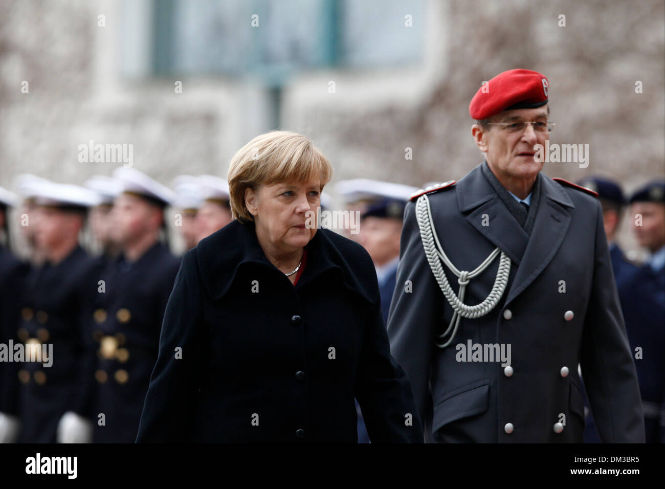 Berlin, Deutschland. 11. Dezember 2013. Malis Präsident Ibrahim Boubacar Keita ist mit Militar Auszeichnung von Bundeskanzlerin Angela Merkel im Kanzleramt in Berlin zu begrüßen. / Foto: Angela Merkel, Bundeskanzlerin und Ibrahim Boubacar Ke•ta, Präsident von Mali. Stockfoto