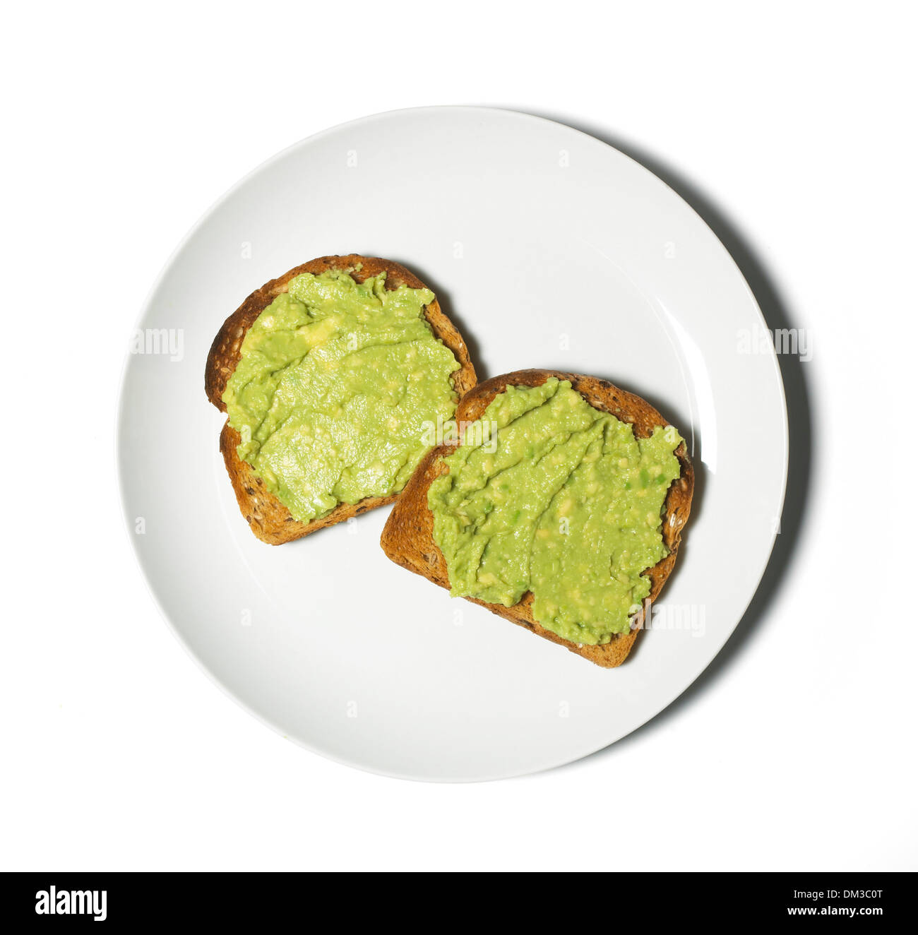 Avocado auf Toast, schneiden Sie auf weißem Hintergrund Stockfoto