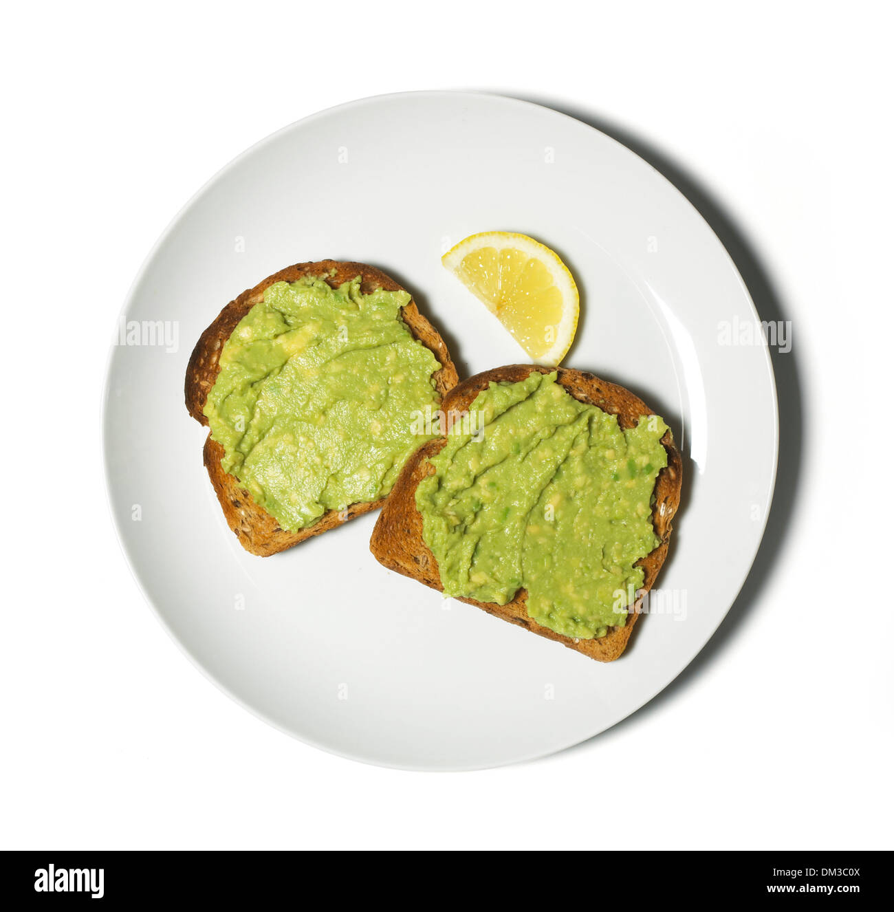 Avocado auf Toast, schneiden Sie auf weißem Hintergrund Stockfoto