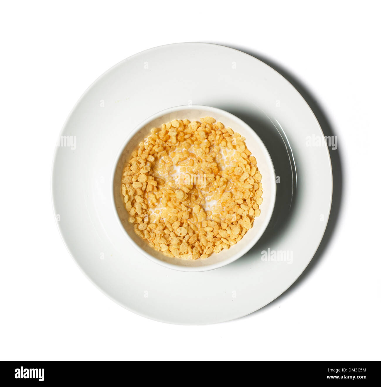 Rice Krispies in Schüssel mit Milch auf weißem Hintergrund ausschneiden Stockfoto