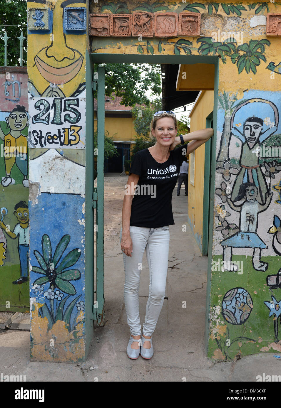 EXKLUSIV - UNICEF-Botschafter und ebenfalls Nina Ruge besucht die Straßenkinder-Projekt Mith Samlanh ("Freunde" in englischer Sprache), die Unterstützung von UNICEF in Phnam Penh, Kambodscha, 12. Oktober 2013 erhält. Ein System wird hier gebaut, um Wasser kontaminiert mit Arsen wieder mit Unterstützung der UNICEF trinkbar zu machen. Nina Ruge ist die Gegend, über die Situation für Kinder und die Arbeit der Organisation zu lernen. Kambodscha zählt zu den Top 20 schlimmsten Länder für Unterernährung. Es gibt 670.000 Waisenkinder und jedes 22. Kind stirbt in seinem ersten Jahr. Foto: JENS KALAENE Stockfoto