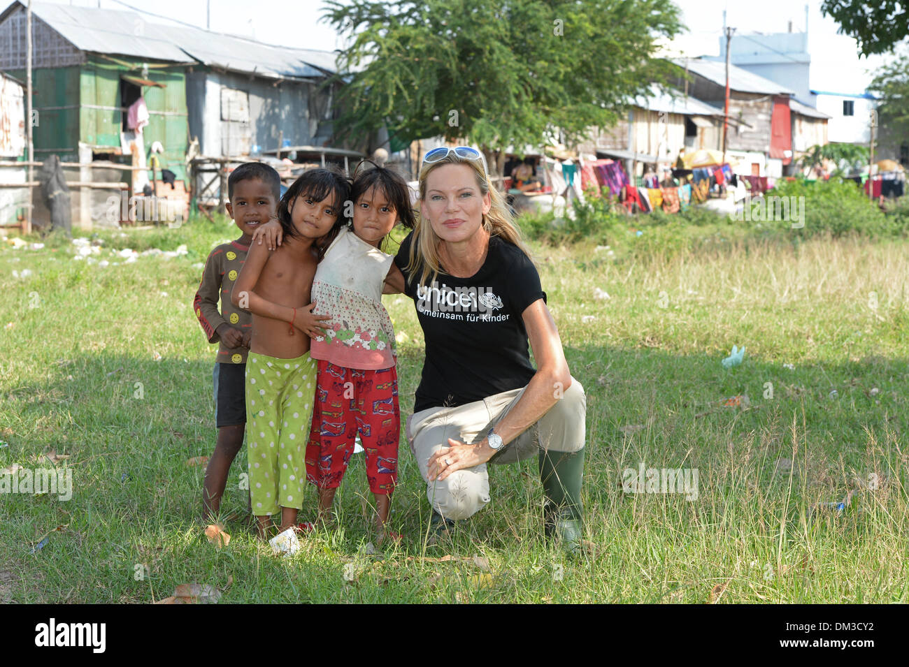 EXKLUSIV - UNICEF-Botschafter und ebenfalls Nina Ruge einer Familie im Andong Slum was Ironischerweise "Schönheit" in der Nähe von Village in Phnom Penh, Kambodscha, 12. Oktober 2013 bedeutet. Ein System wird hier gebaut, um Wasser kontaminiert mit Arsen wieder mit Unterstützung der UNICEF trinkbar zu machen. Nina Ruge ist die Gegend, über die Situation für Kinder und die Arbeit der Organisation zu lernen. Kambodscha zählt zu den Top 20 schlimmsten Länder für Unterernährung. Es gibt 670.000 Waisenkinder und jedes 22. Kind stirbt in seinem ersten Jahr. Foto: JENS KALAENE Stockfoto