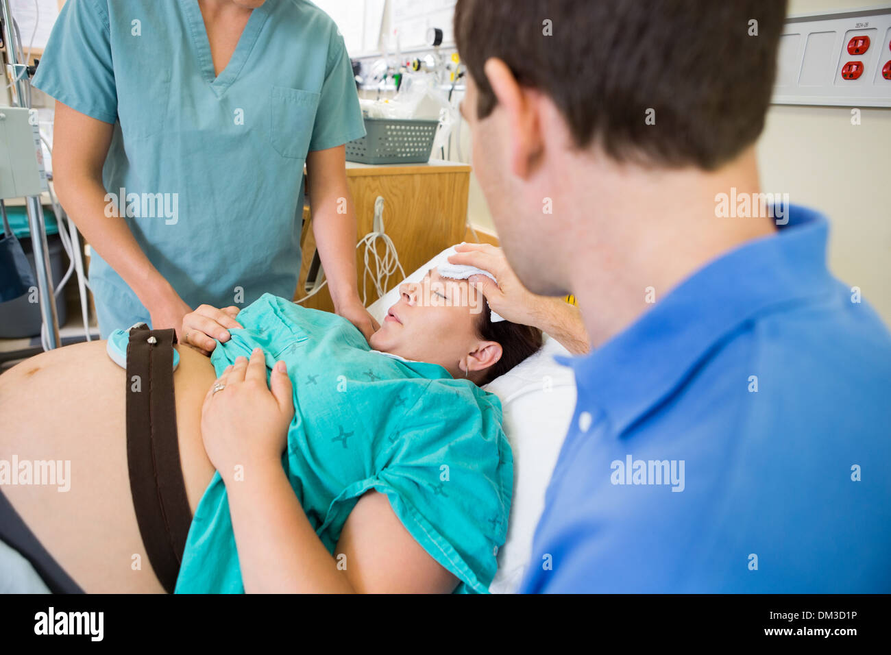 Mann mit Frau während der Geburt des Babys Stockfoto