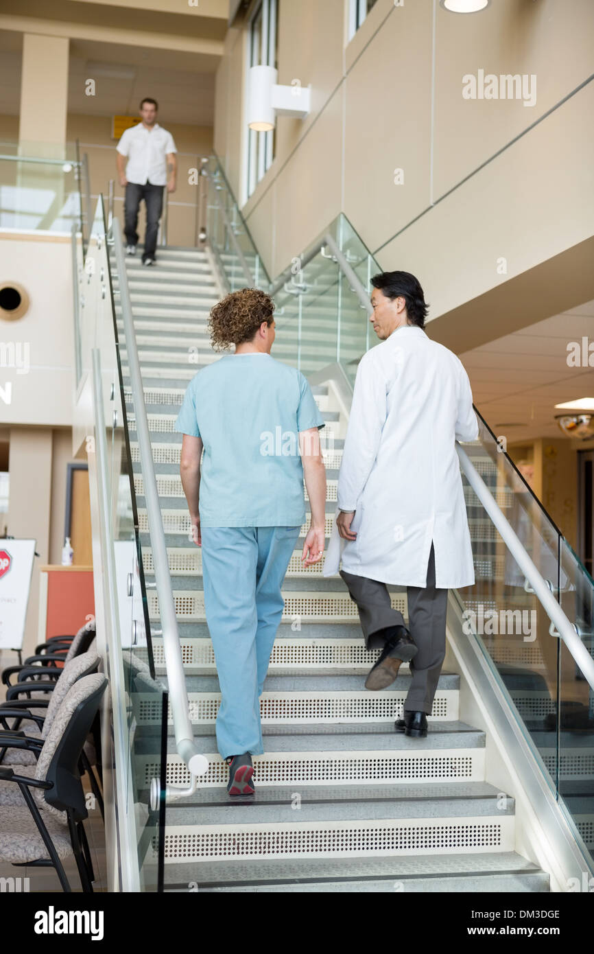 Arzt und Krankenschwester klettern Treppen im Krankenhaus Stockfoto