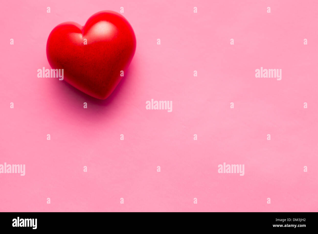 Draufsicht der rote Valentine Herz aus Stein auf rosa Hintergrund Stockfoto