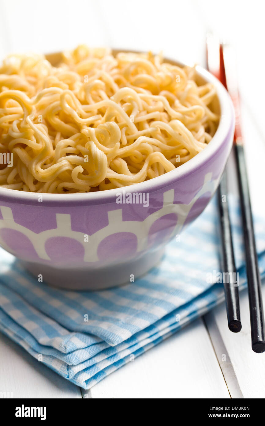 gekochte chinesische Nudeln mit Stäbchen Stockfoto