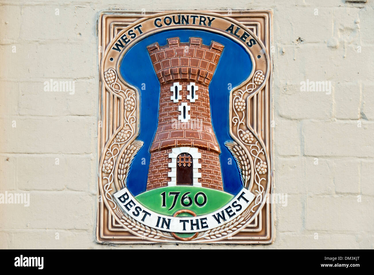 Ein West Country Ales Brauerei Zeichen und eine Gedenktafel an einer Wand in Cheltenham UK Stockfoto