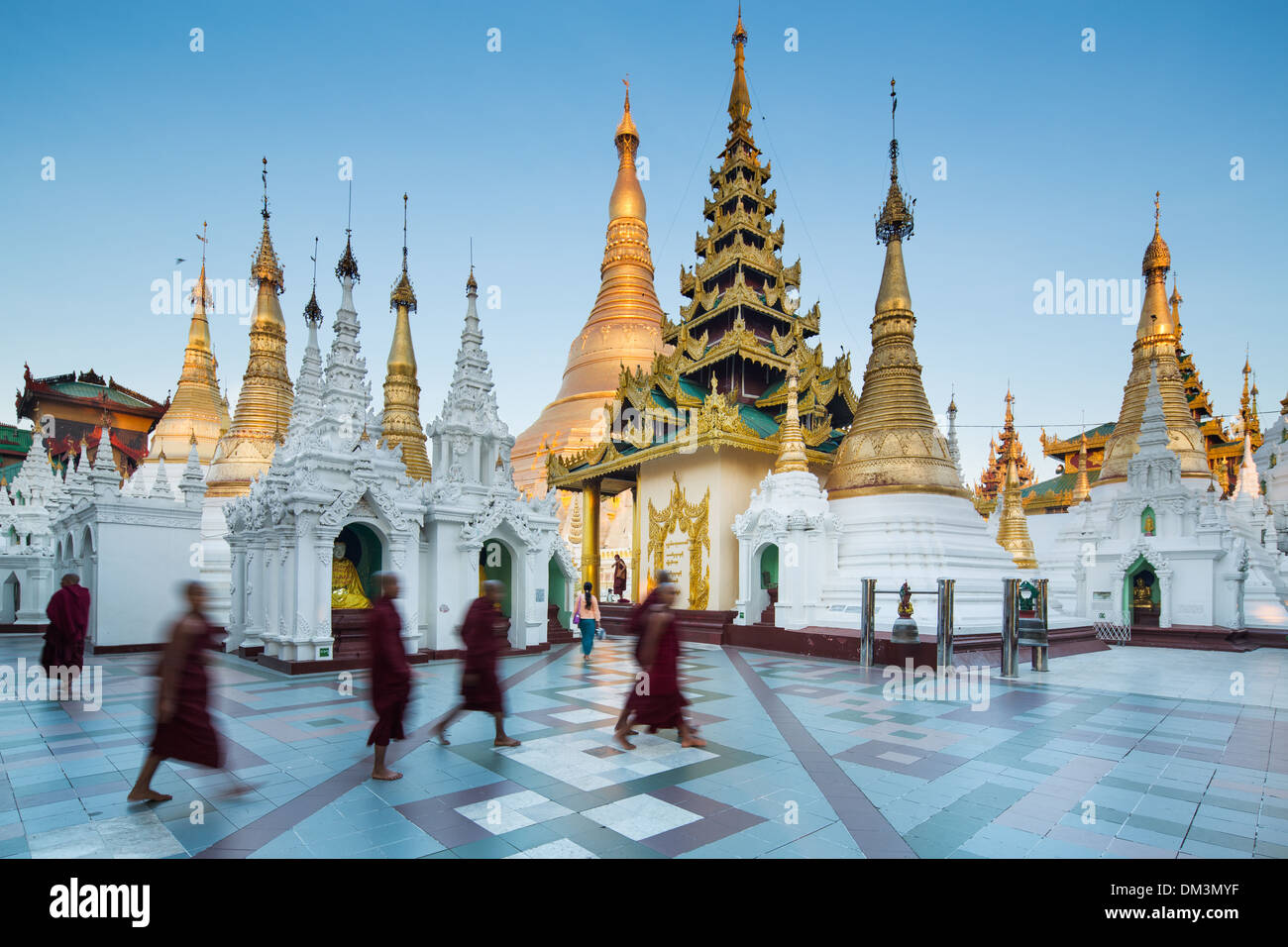Mönche in der Shwedagon-Pagode, Yangon, Myanmar (Burma) Stockfoto