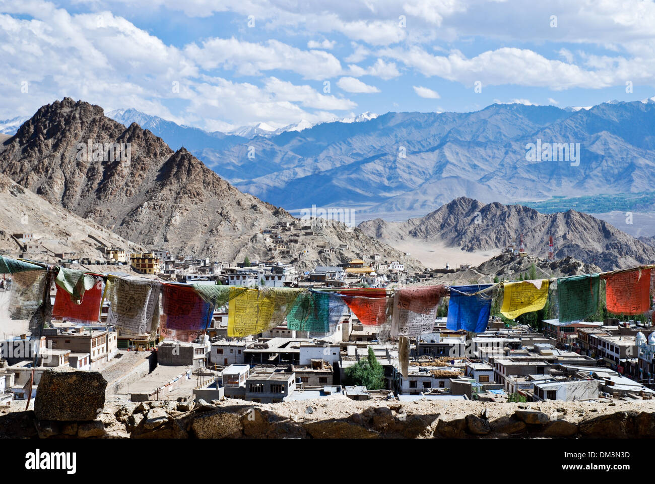 Ladakh, Indien - 12. Juli 2009: buddhistische Gebetsfahnen und einen tollen Blick auf die Stadt Leh, umgeben von Bergen Stockfoto