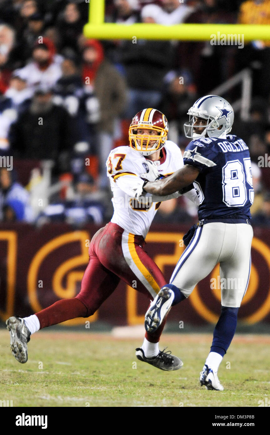 FedEx Field, Landover, Maryland. . Dallas Cowboys Wide Receiver Kevin Ogletree (85) Duell mit Washington Redskins Sicherheit Reed Doughty (37), im Spielgeschehen während NFL Primetime Sonntagabend Fußball zwischen den Dallas Cowboys und den Washington Redskins. Dies wird das letzte Heimspiel der Saison für die Redskins (4-10) und nur nach dem Verlust schlecht zu den New York Giants am vergangenen Montag Stockfoto